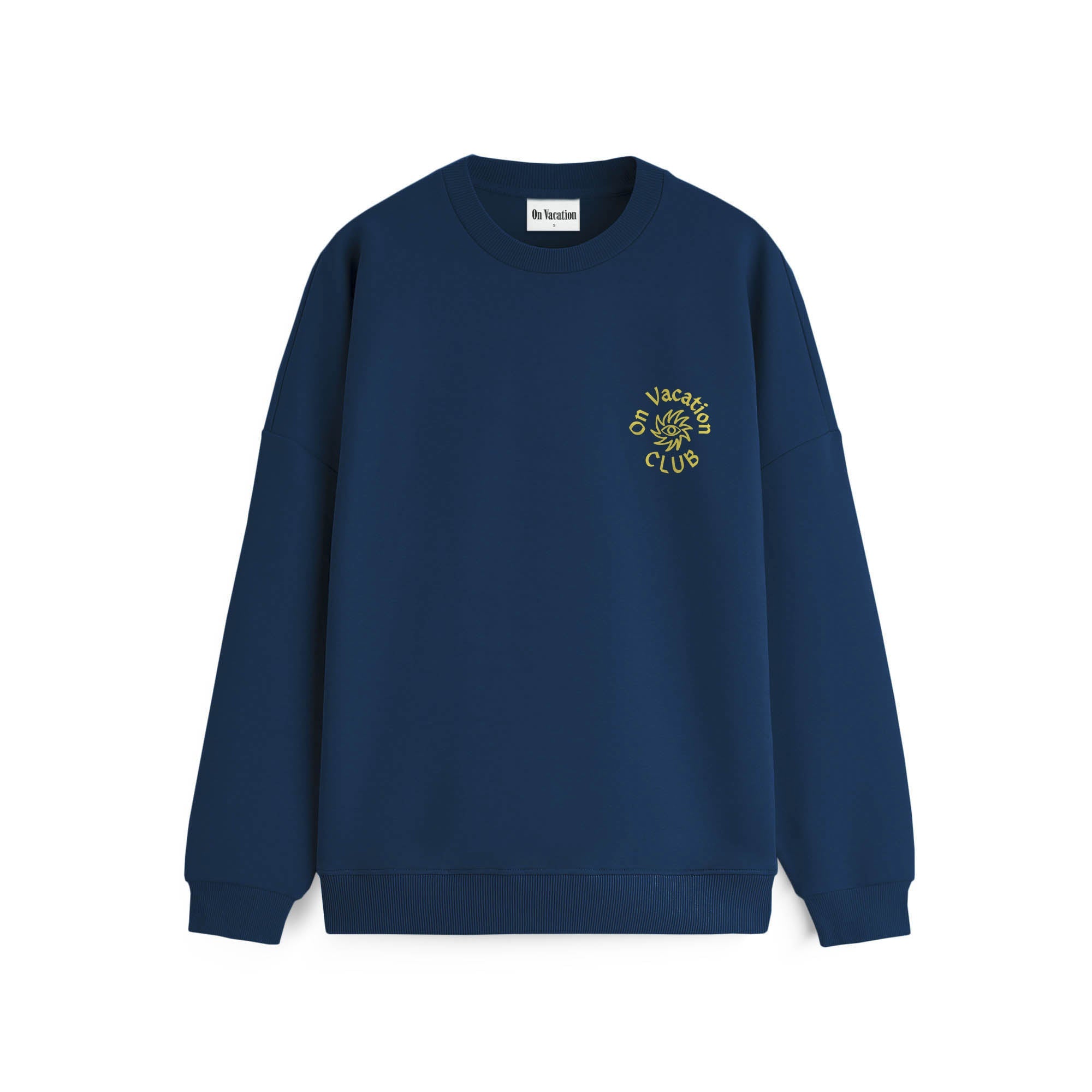 Ein marineblaues Sweatshirt mit Rundhalsausschnitt, gelber Schrift und einer kleinen Grafik auf der linken Brust mit der Aufschrift On Vacation Club.