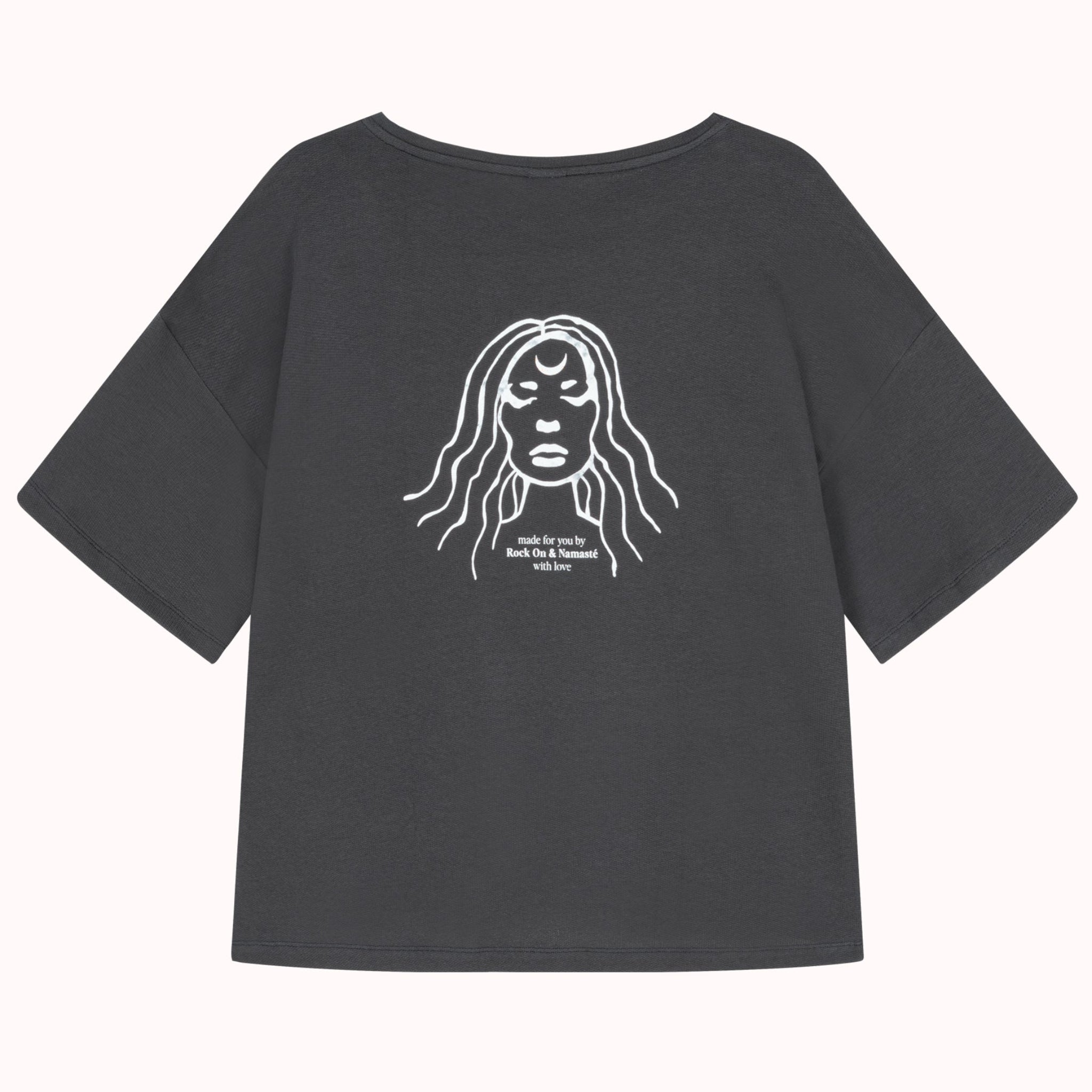 Schwarzes T-Shirt mit weißem Aufdruck einer stilisierten Frauenfigur und Text darunter.