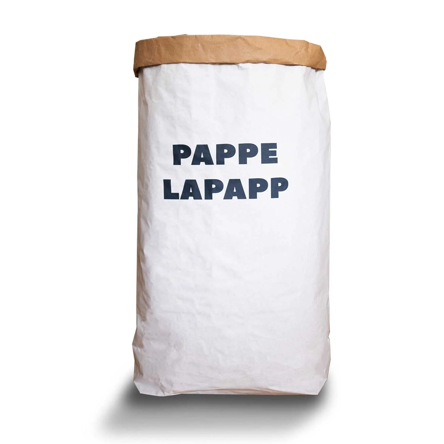 Eine große weiße Papiertüte mit braunem oberen Rand, die aufrecht steht. Auf der Vorderseite der Tüte ist in fetten schwarzen Buchstaben der Text PAPPE LAPAPP aufgedruckt.