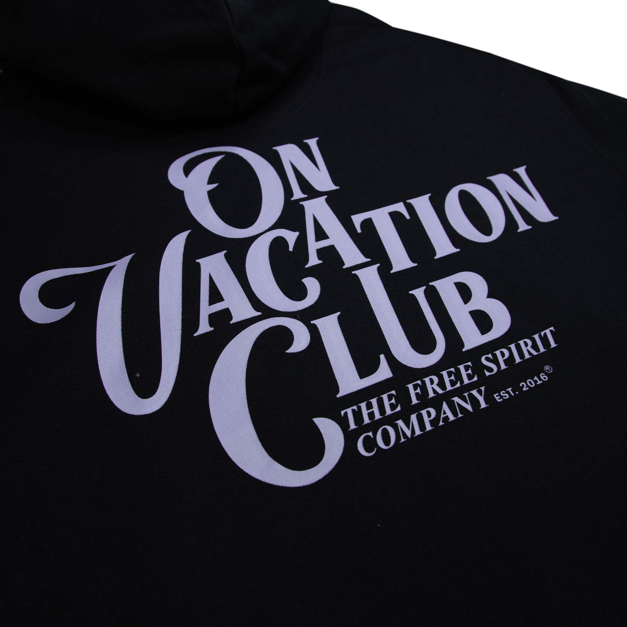 Schwarzer Hoodie mit lila Schriftzug "On Vacation Club: The Free Spirit Company, Est. 2016".