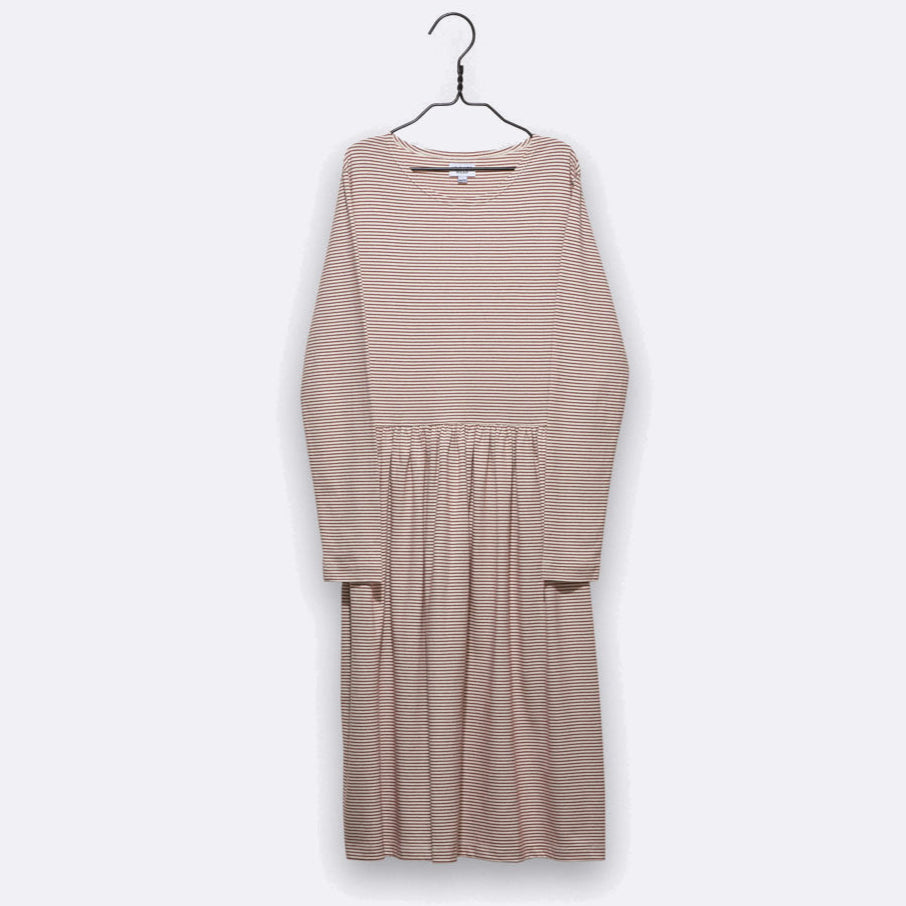 Ein langärmeliges, hellrosa Kleid mit dünnen horizontalen Streifen, mit geraffter Taille und bescheidenem Rundhalsausschnitt, das auf einem Bügel vor einem schlichten hellgrauen Hintergrund präsentiert wird.