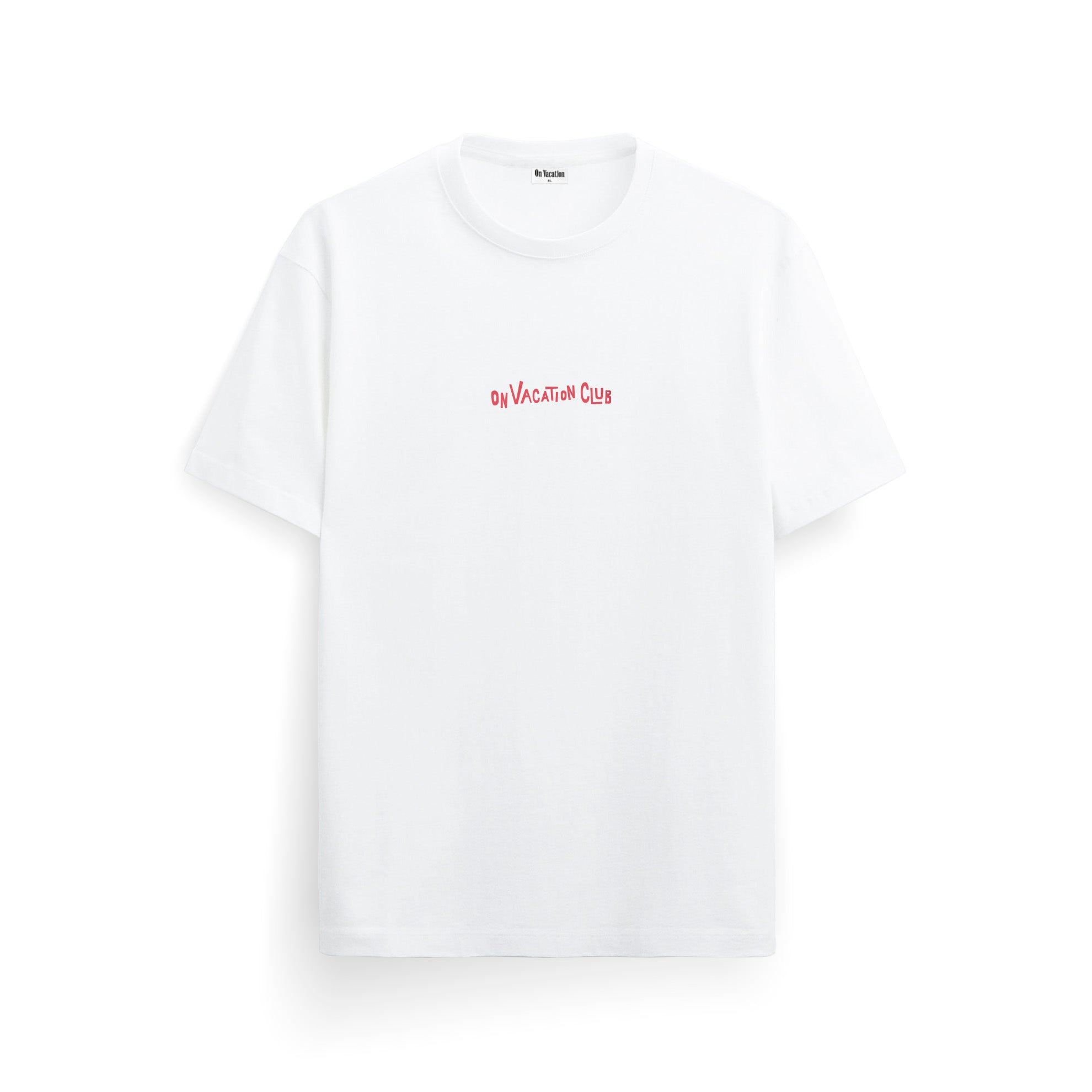 Ein schlichtes weißes T-Shirt mit der Aufschrift ON VACATION CLUB in kleinen roten Großbuchstaben auf der Brust.