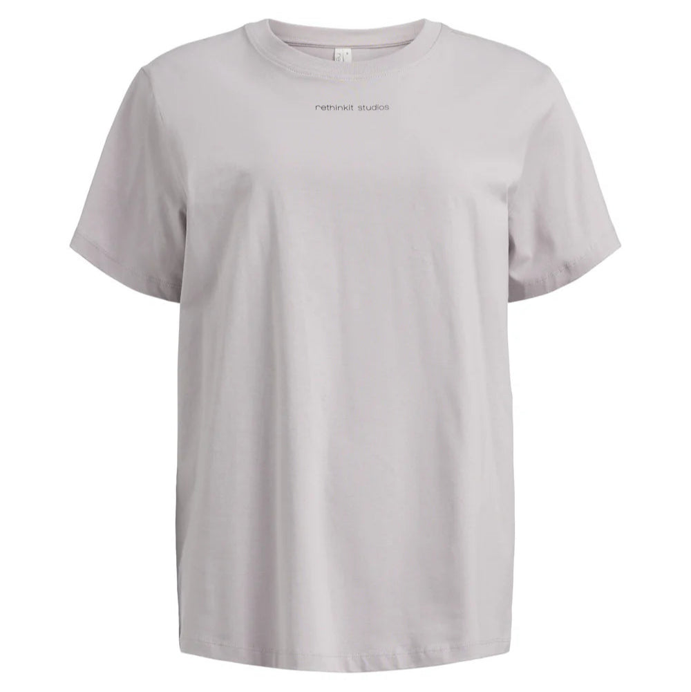 Hellgraues Kurzarm-T-Shirt mit Rundhalsausschnitt und kleinem Schriftzug "reformati studio" mittig auf der Brust. Das Shirt ist einfarbig, hat eine lockere Passform und keine anderen sichtbaren Designs oder Muster.