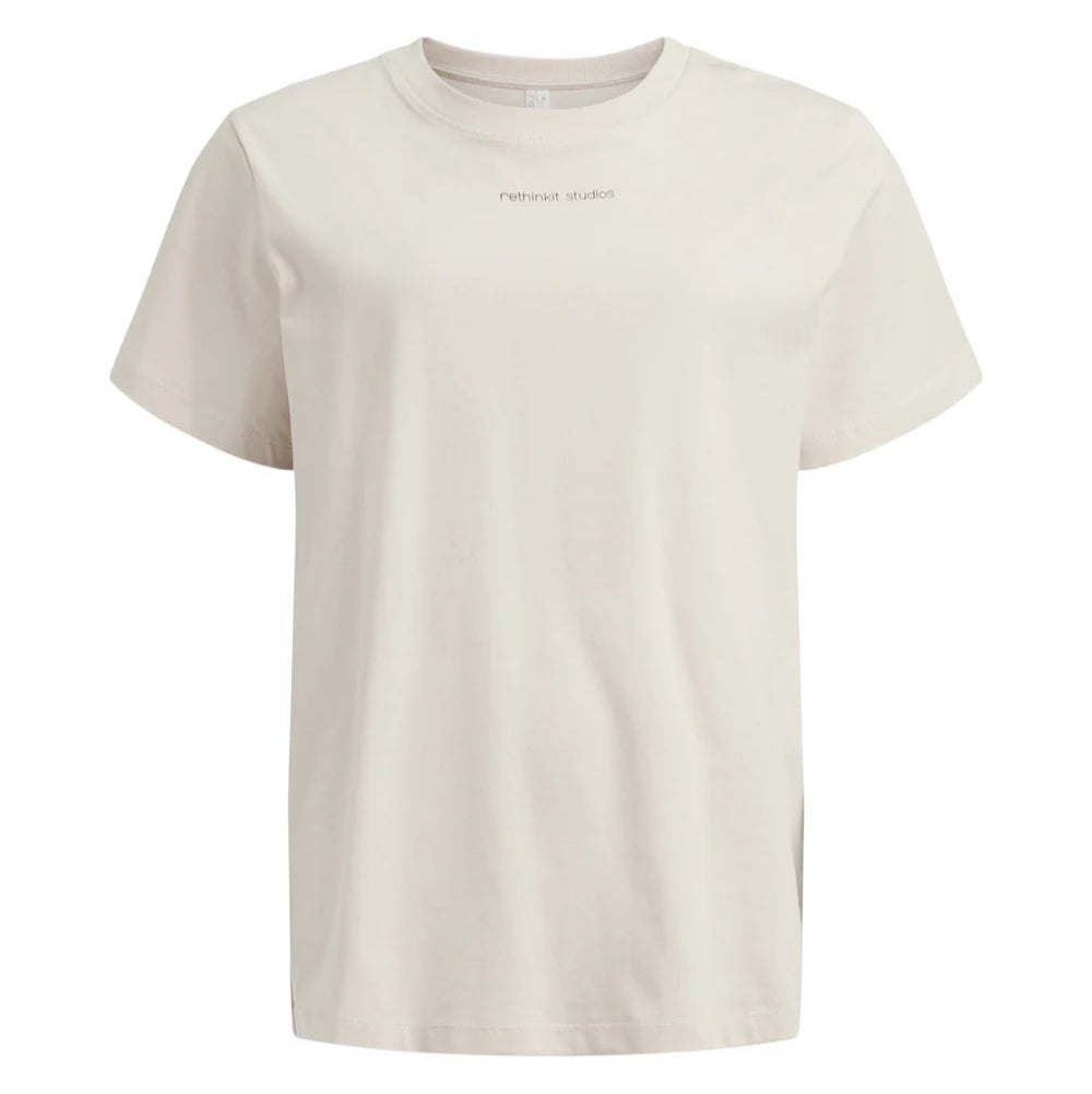 Ein schlichtes, kurzärmeliges, cremefarbenes T-Shirt mit Rundhalsausschnitt und einem kleinen, zentrierten Text mit der Aufschrift rethink studio auf der Brust. Das Shirt ist auf einem weißen Hintergrund abgebildet.