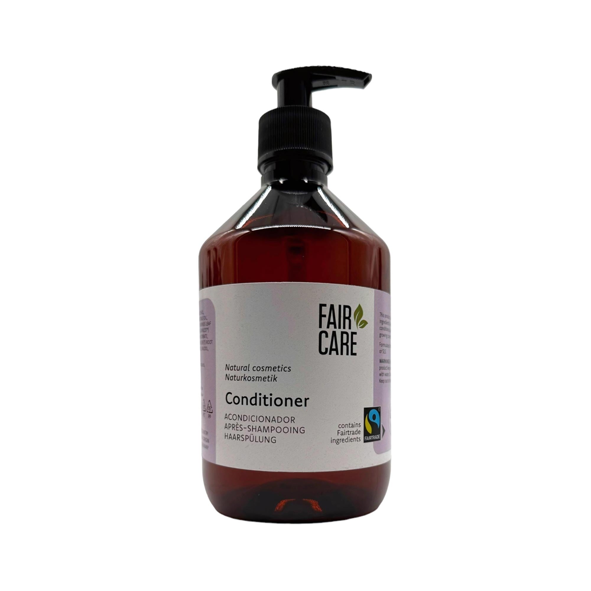 Eine braune Pumpflasche mit der Aufschrift FAIR CARE Conditioner mit Text in mehreren Sprachen und Fairtrade-Zertifizierung. Das Etikett weist auf Naturkosmetik hin und enthält natürliche Inhaltsstoffe.