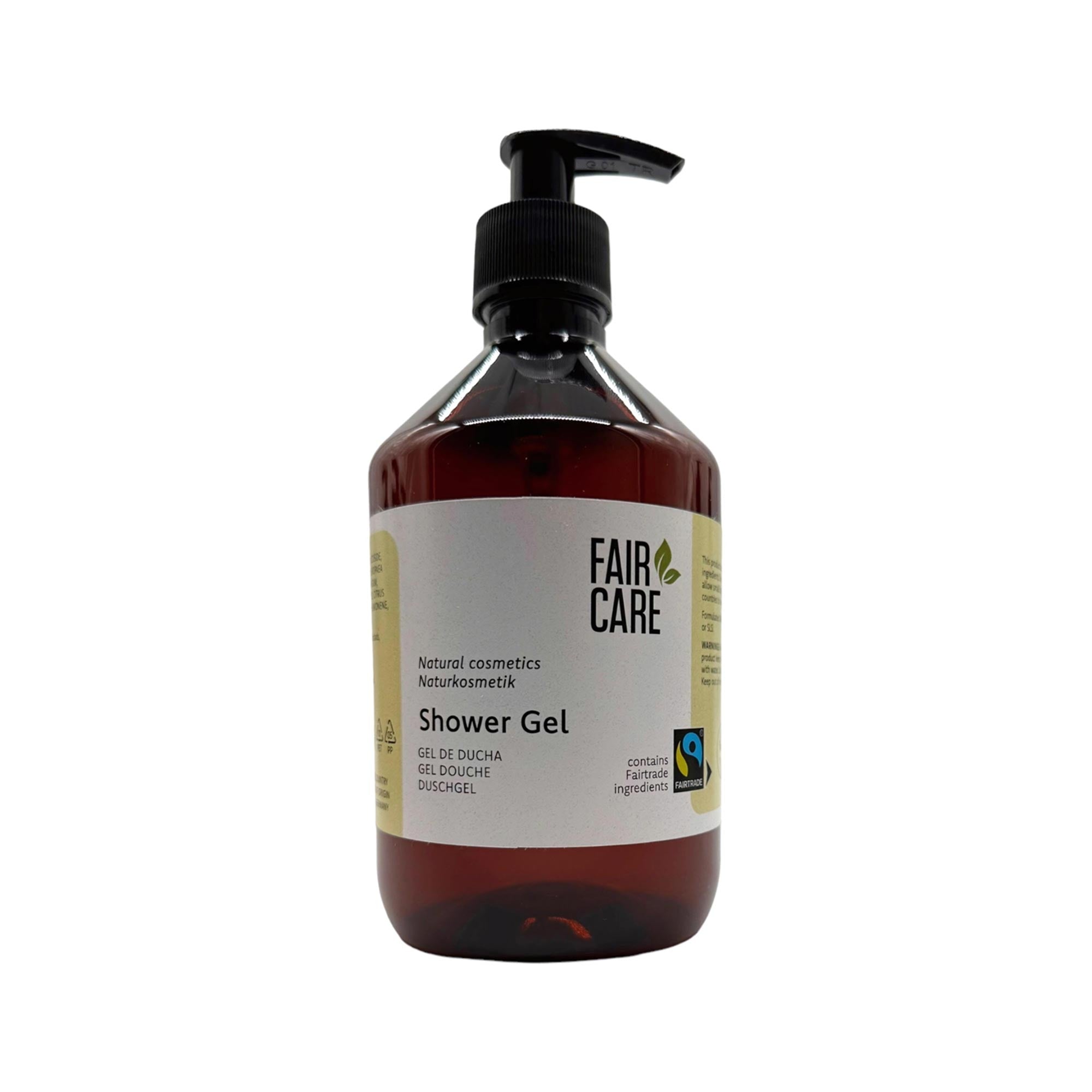 Eine braune Kunststoff-Pumpflasche mit der Aufschrift Fair Care Shower Gel, mit dem Branding von Naturkosmetik, der Fairtrade-Zertifizierung und einem mehrsprachigen Text auf weißem Hintergrund.