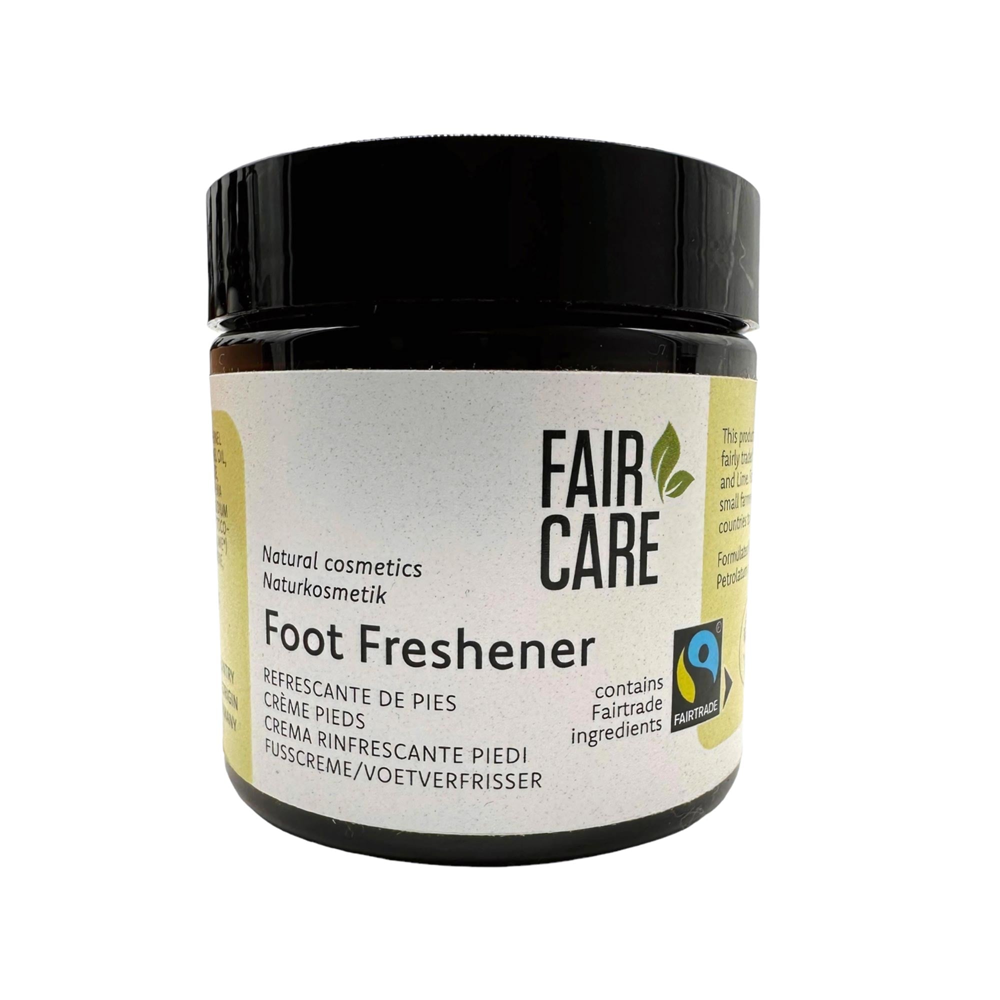 Ein Tiegel Fair Care Foot Freshener Creme mit Fairtrade-Zutaten. Das Etikett zeigt Text in mehreren Sprachen und ein blaues Fairtrade-Zertifizierungslogo. Der Tiegel hat einen schwarzen Deckel und ein weißes Etikett.