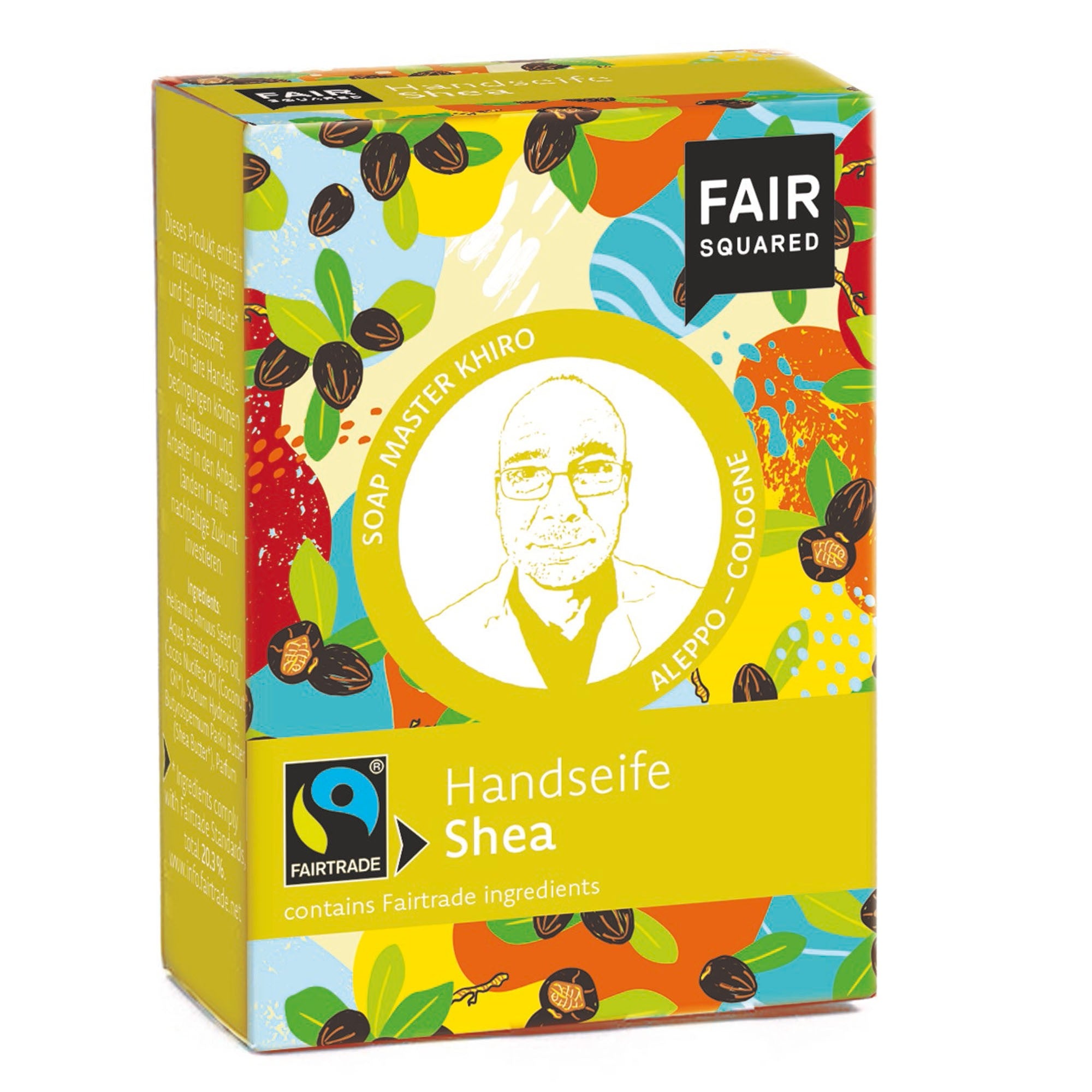 Die farbenfrohe Schachtel der Fair Squared Shea Handseife zeigt Illustrationen von Sheanüssen, Blättern und kühnen Mustern. Auf der Verpackung sind das Fairtrade-Logo und ein illustriertes Porträt des Seifenmeisters Khiro abgebildet.