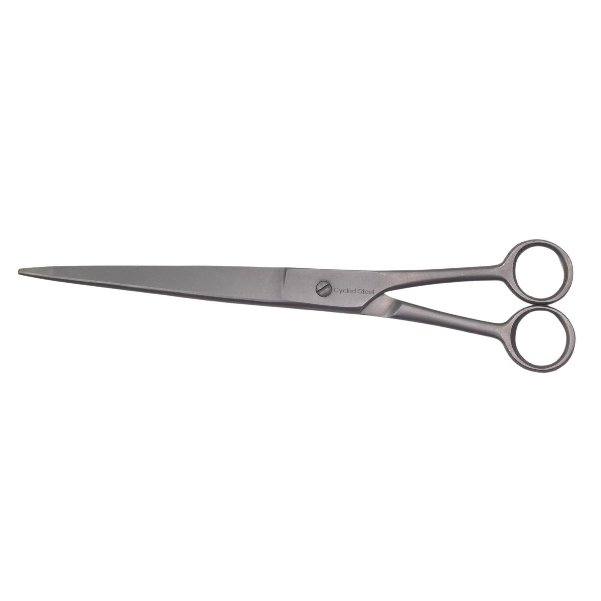 Eine lange Schere aus rostfreiem Stahl mit geraden Klingen und zwei Grifflöchern zum Schneiden von Haaren oder Stoffen, abgebildet auf einem weißen Hintergrund.