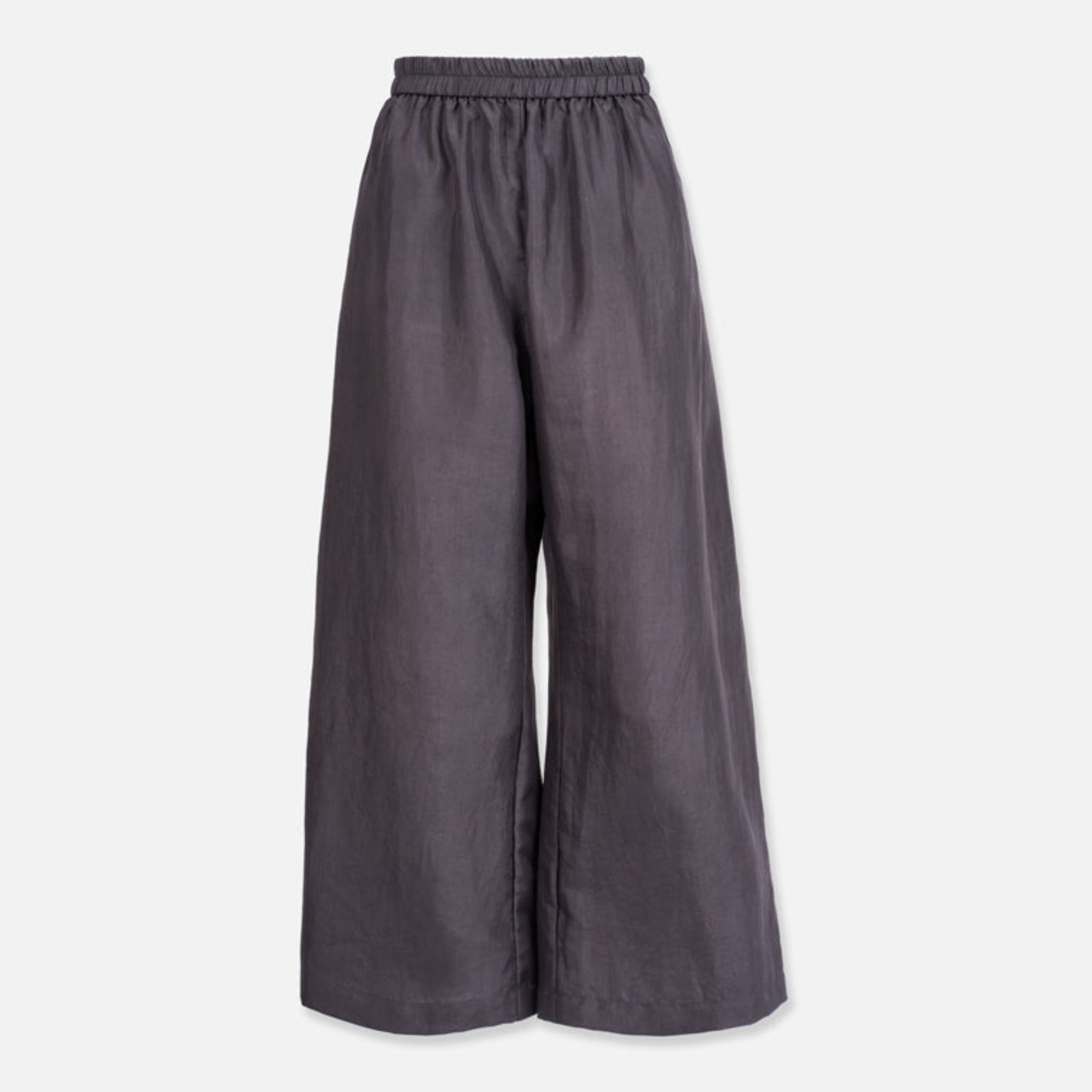 Graue, weite Hose mit elastischem Bund auf weißem Hintergrund.