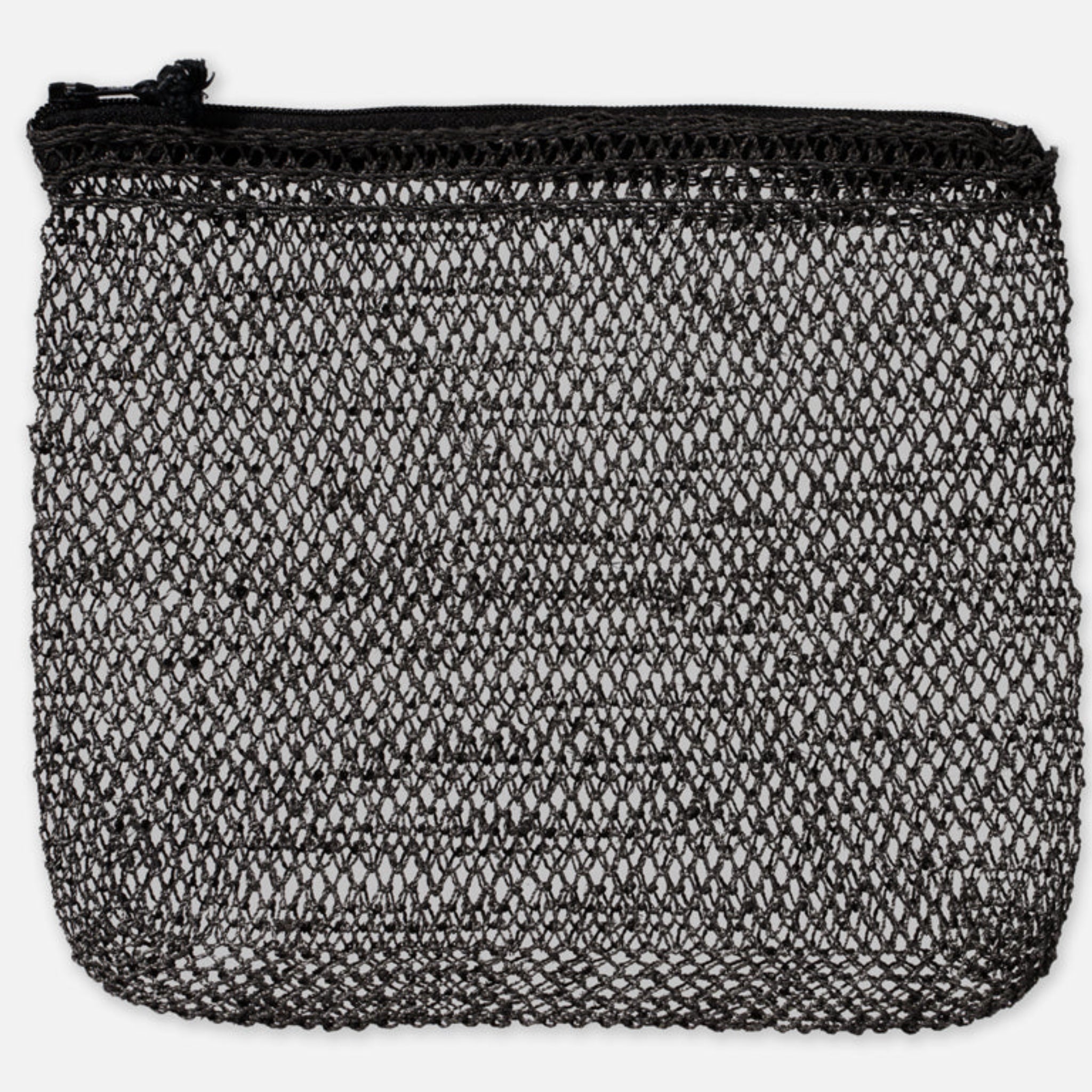 Schwarze Netztasche mit Reißverschluss auf weißem Hintergrund.
