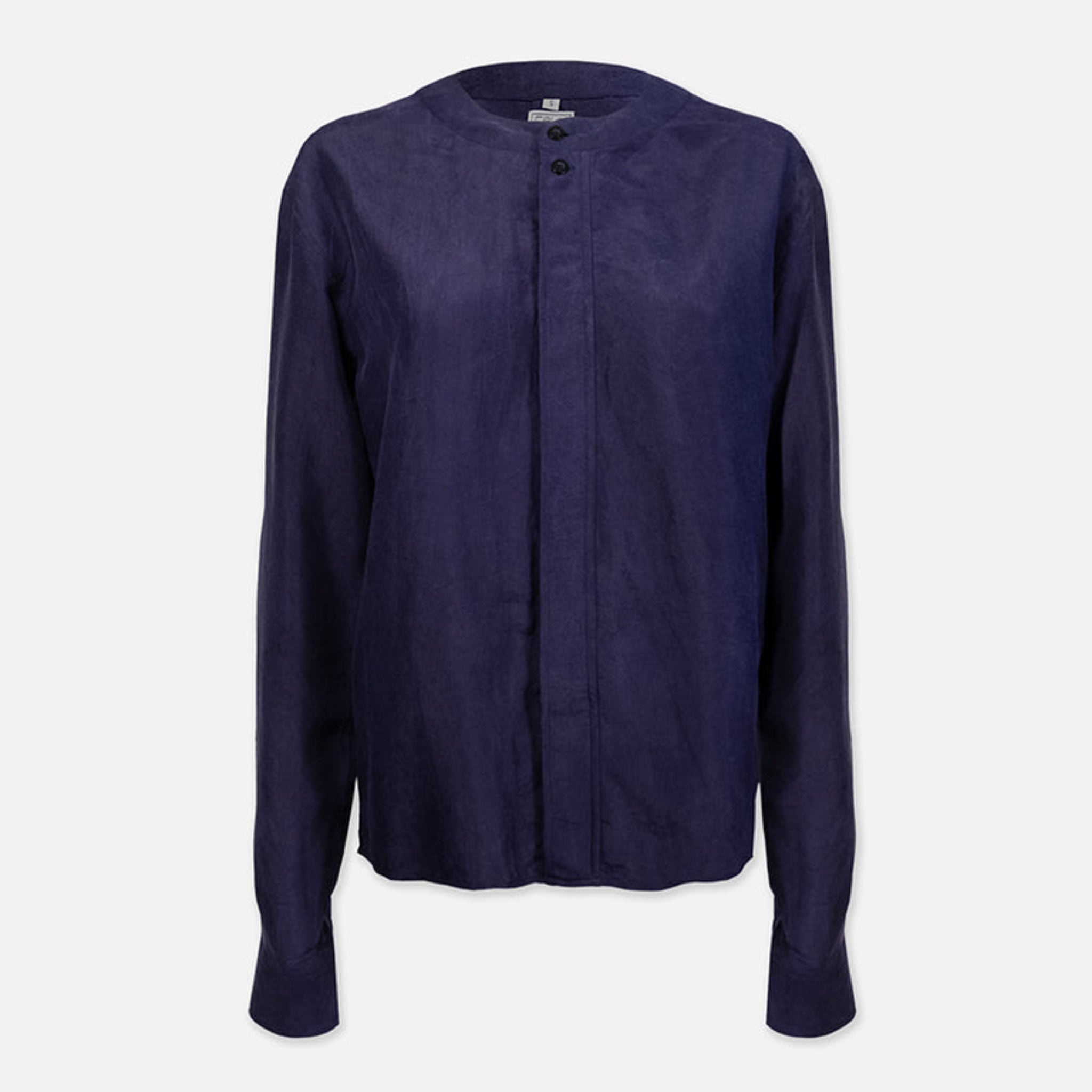 Dunkelblaue, langärmelige Hemdjacke mit Knopfleiste, Stehkragen und geradem Schnitt auf weißem Hintergrund.
