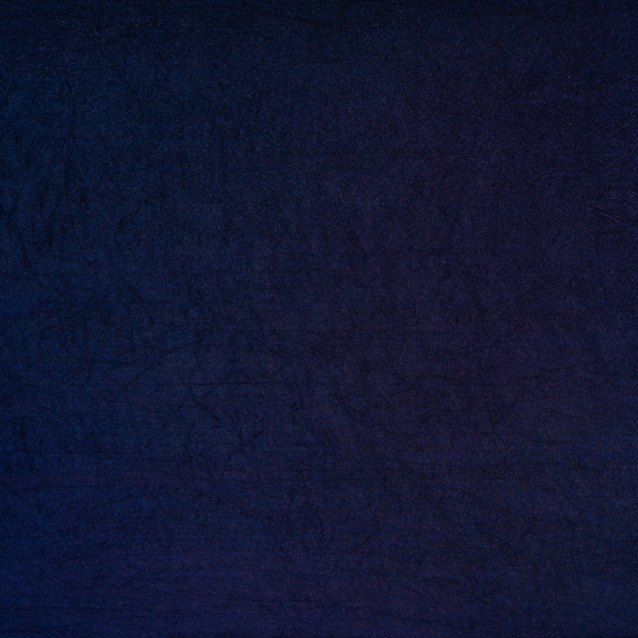 Dunkelblaue Textur mit leichtem Rautenmuster und subtilen Schattierungen.
