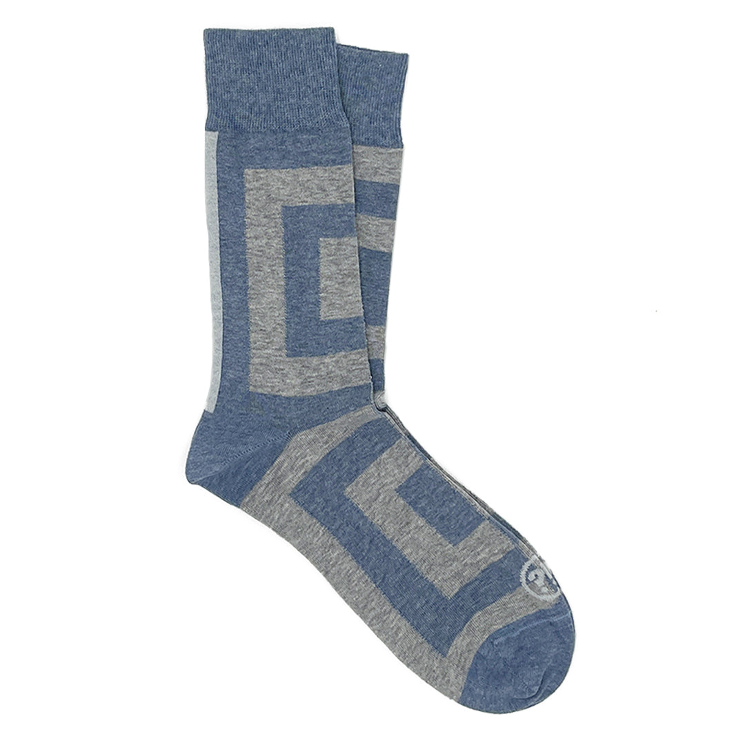 Ein Paar blau-graue Socken mit geometrischem Muster auf weißem Hintergrund.