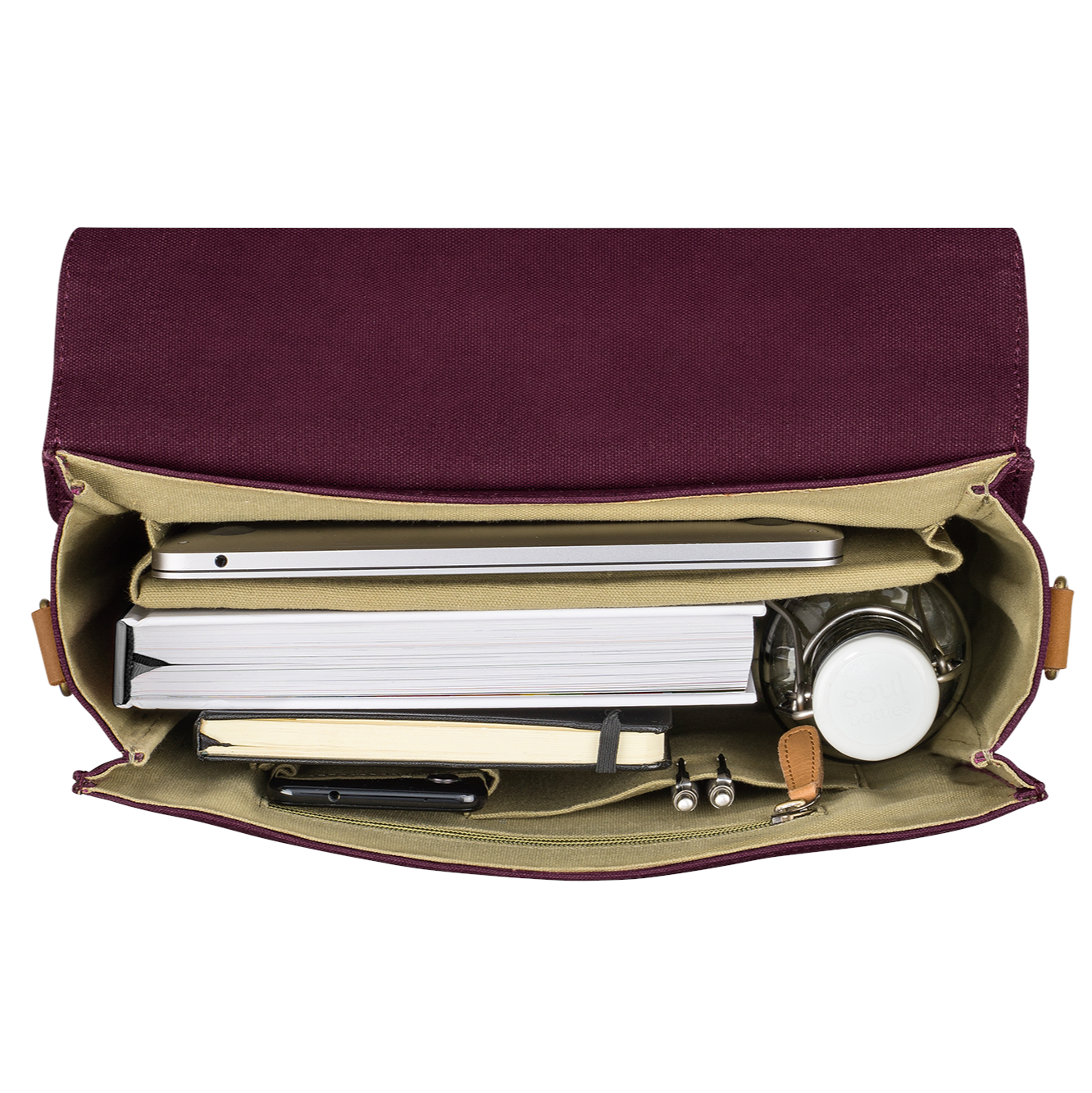 Offene Tasche mit Laptop, Ordner, Notizbuch, Wasserflasche und Schreibutensilien, von oben fotografiert.