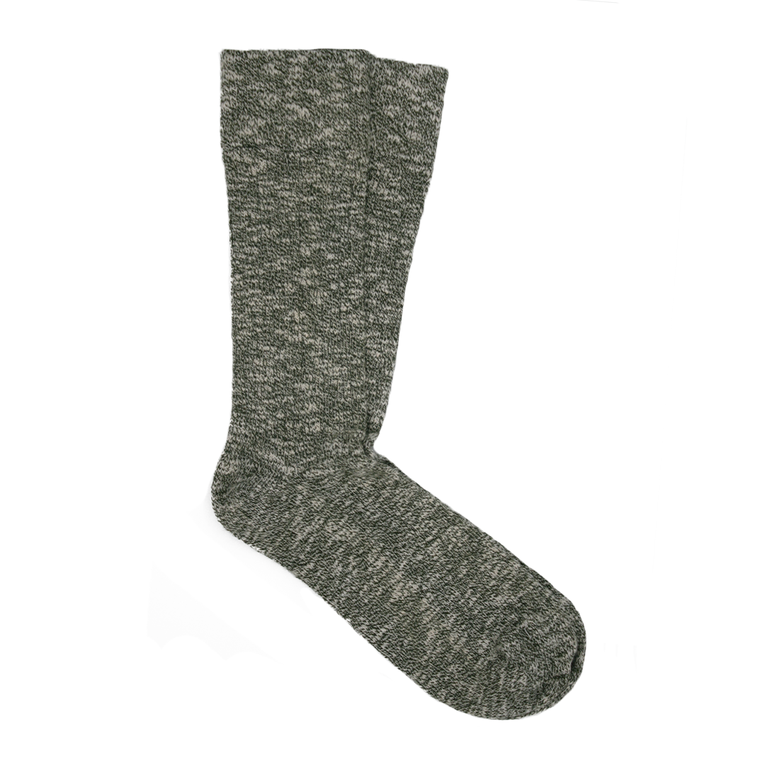 Ein einzelner grauer Stricksocken mit meliertem Muster auf weißem Hintergrund.