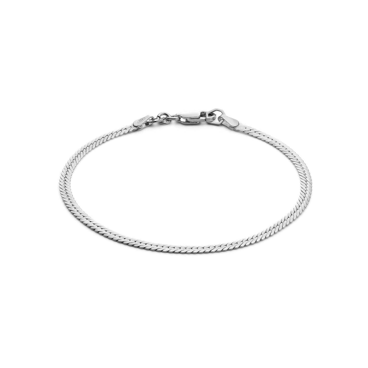 Silbernes Gliederarmband mit Karabinerverschluss auf weißem Hintergrund.
