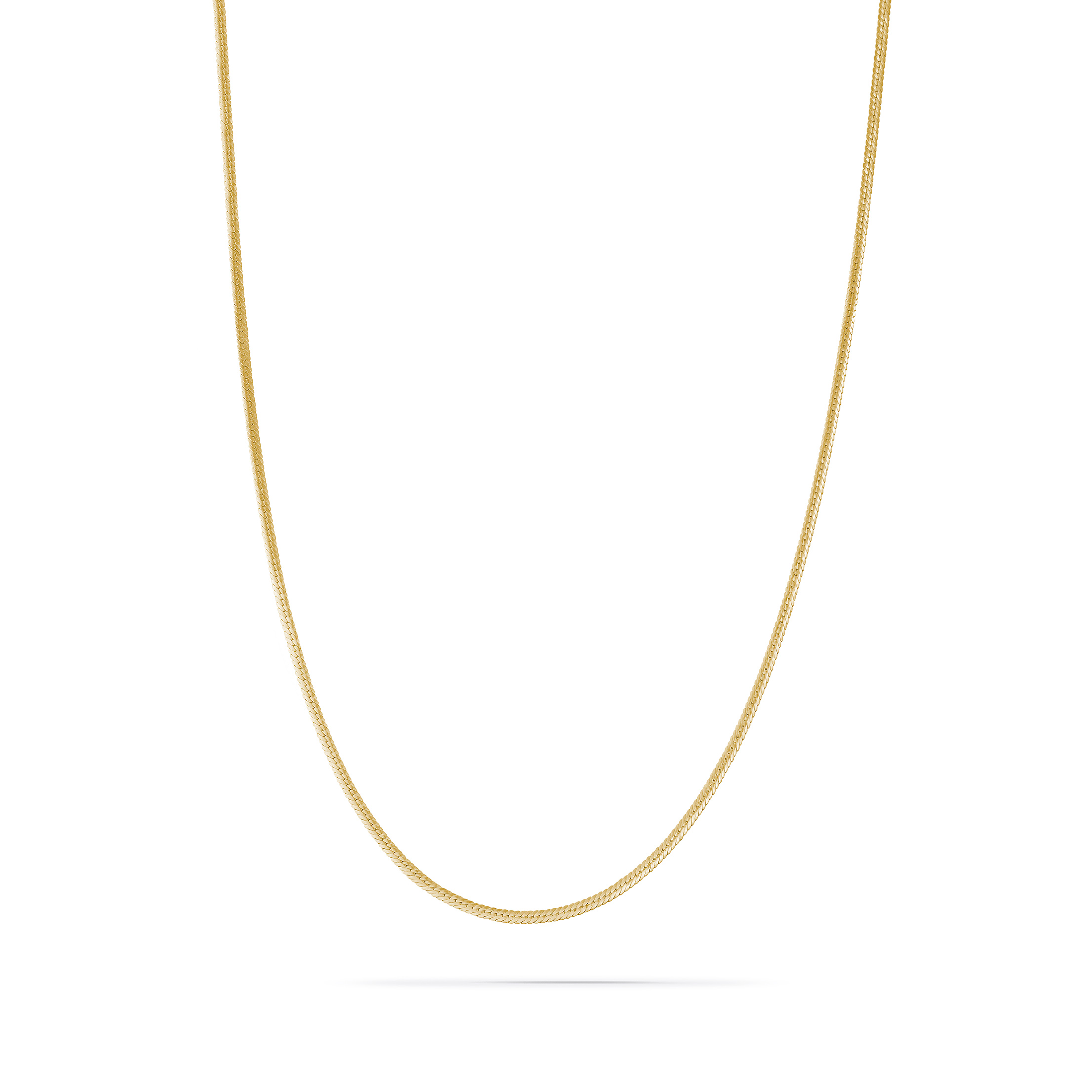 Goldene Schlangenkette vor weißem Hintergrund.