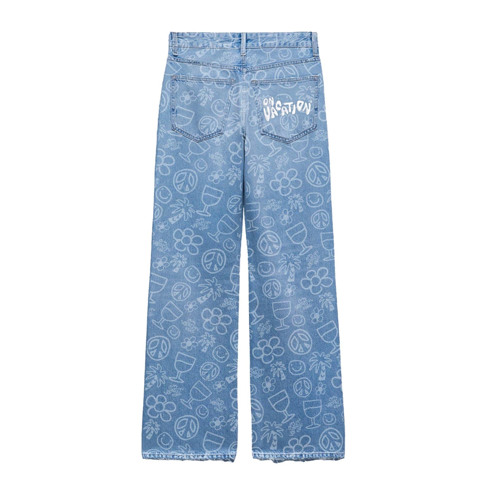 Hellblaue Denim-Jeans mit hoher Taille und weitem Bein. Auf der Gesäßtasche sind weiße Kritzeleien mit Blumen, Friedenszeichen, Getränken, Herzen und dem Text ON VACATION zu sehen.