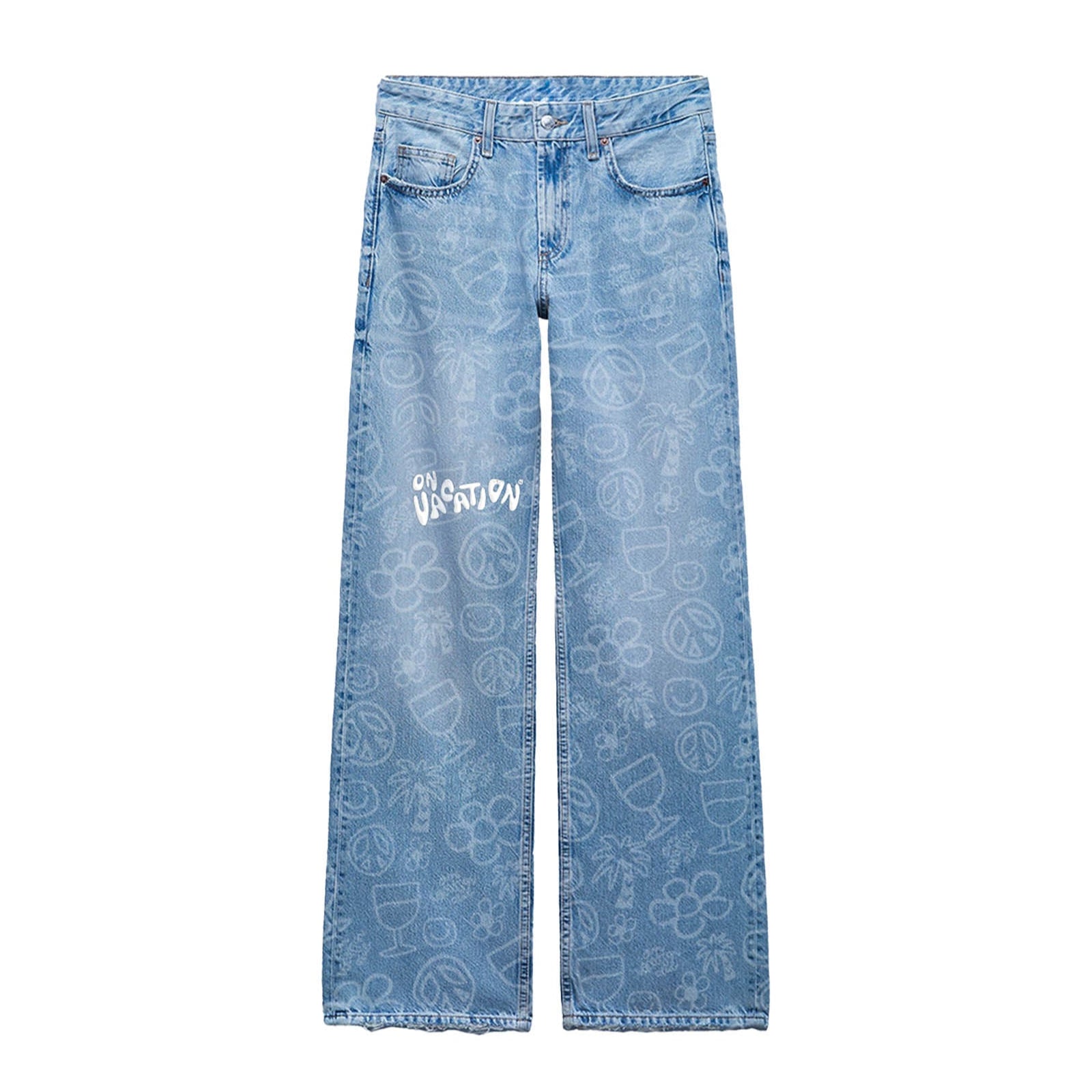 Hellblaue Jeans mit weitem Bein und dezentem Allover-Print aus Friedenszeichen, Blumen, Herzen und Smileys. Der Schriftzug ON VACATION steht in weißer Schrift auf dem Oberschenkel.