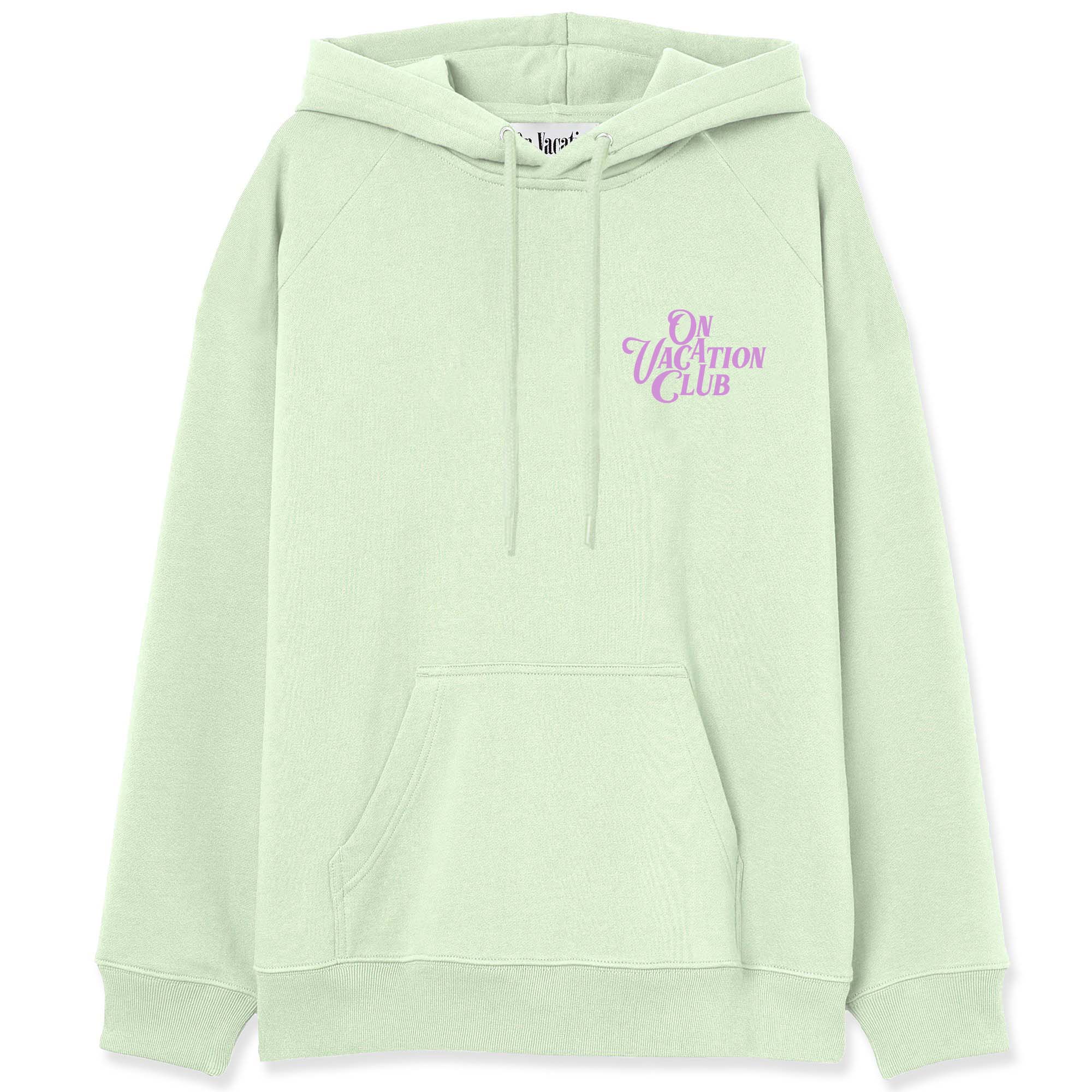 Hellgrüner Hoodie mit violettem "On Vacation Club"-Schriftzug auf der Brust und Kängurutasche.