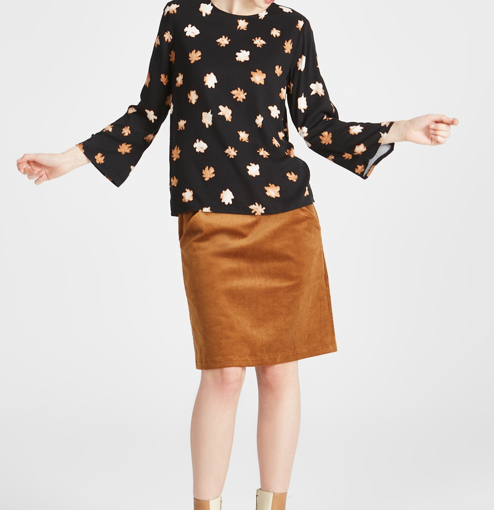Penelope - Black / Caramel Brown (Flowers)