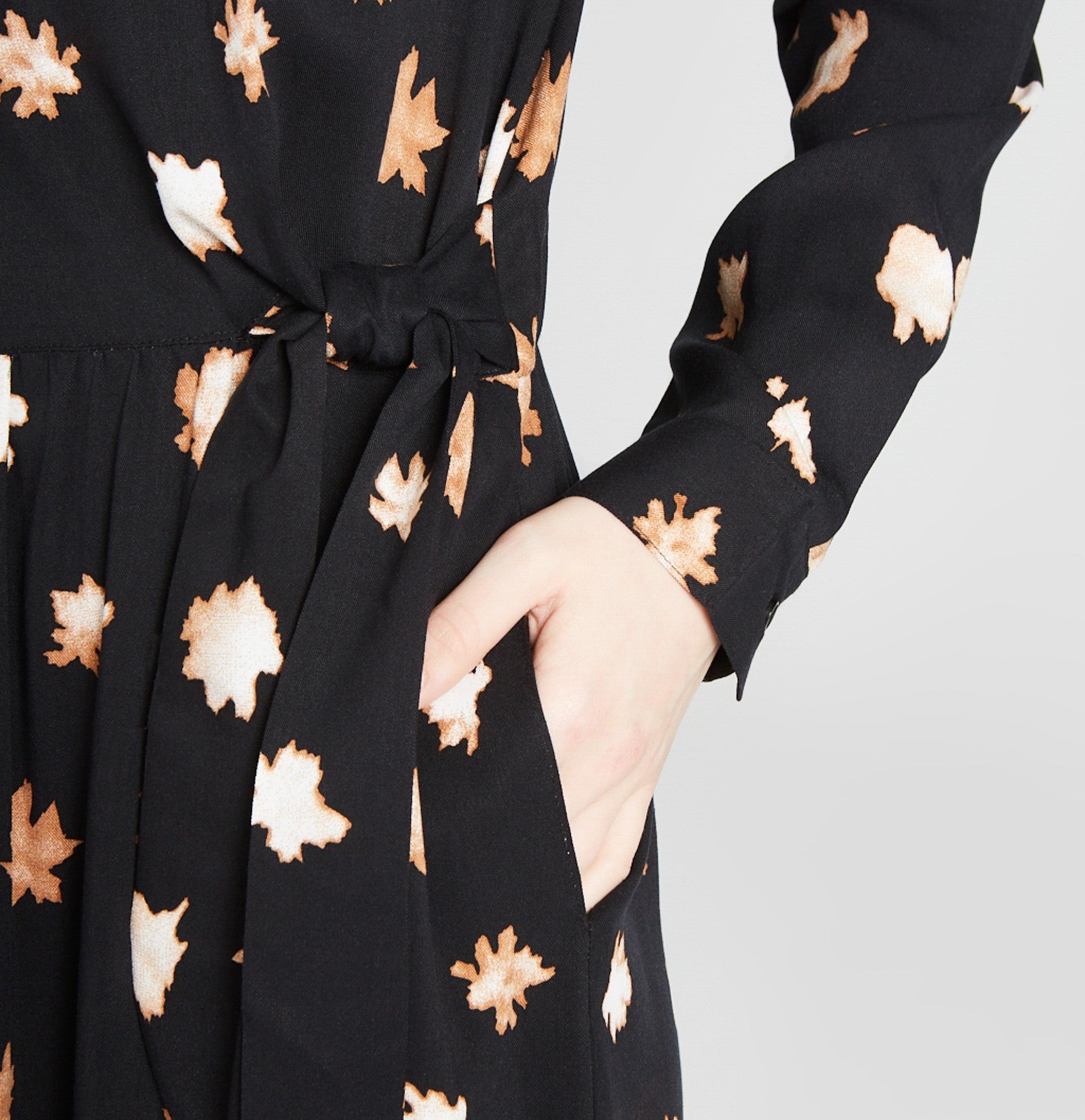 Indira - Black / Caramel Brown (Flowers)
