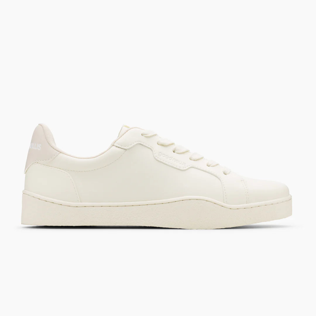 Weiße, minimalistische Tennisschuhe mit glatter Oberfläche und flacher Sohle, seitlich abgebildet.