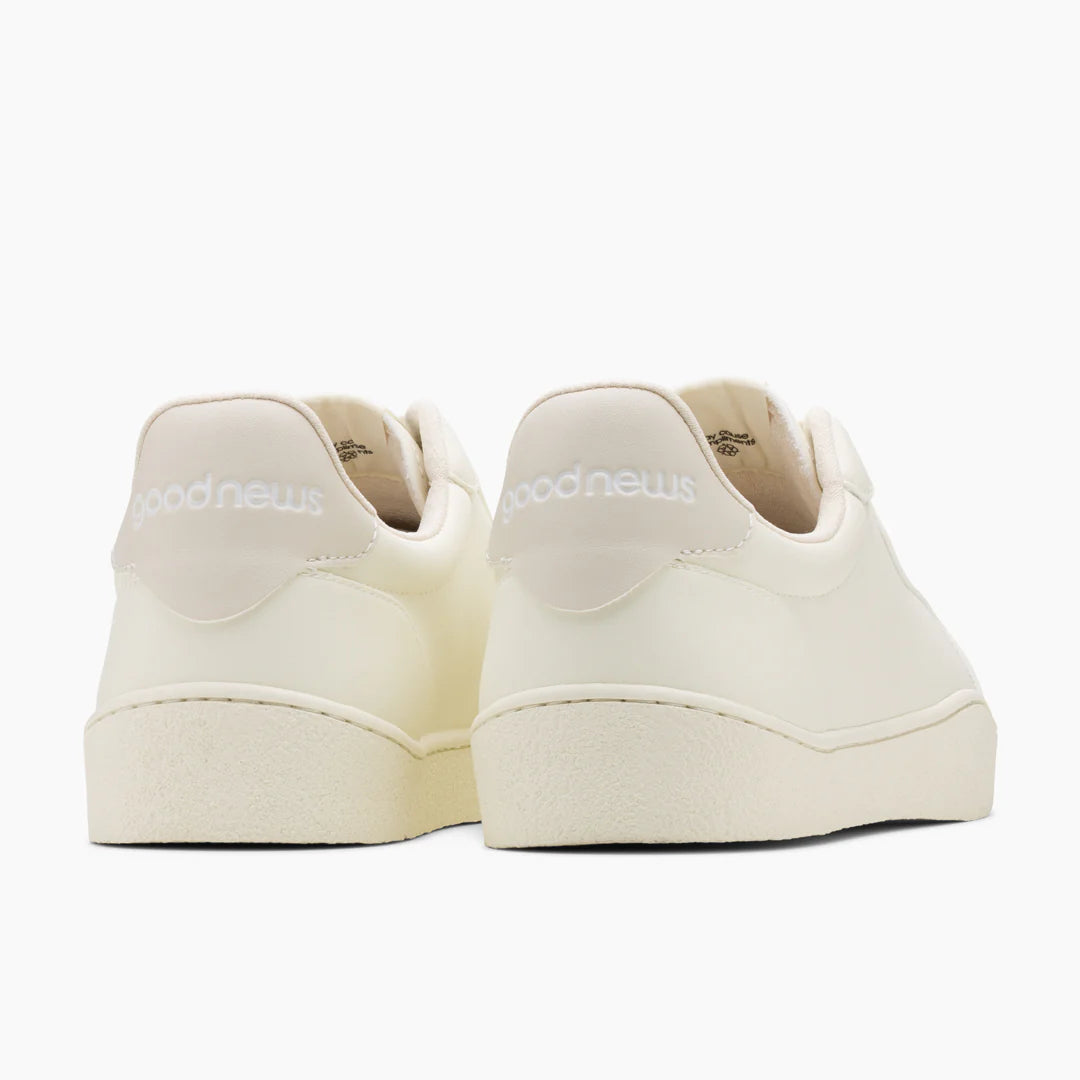 Beige Sneaker mit dem Schriftzug "good news" auf der Ferse, von hinten betrachtet.