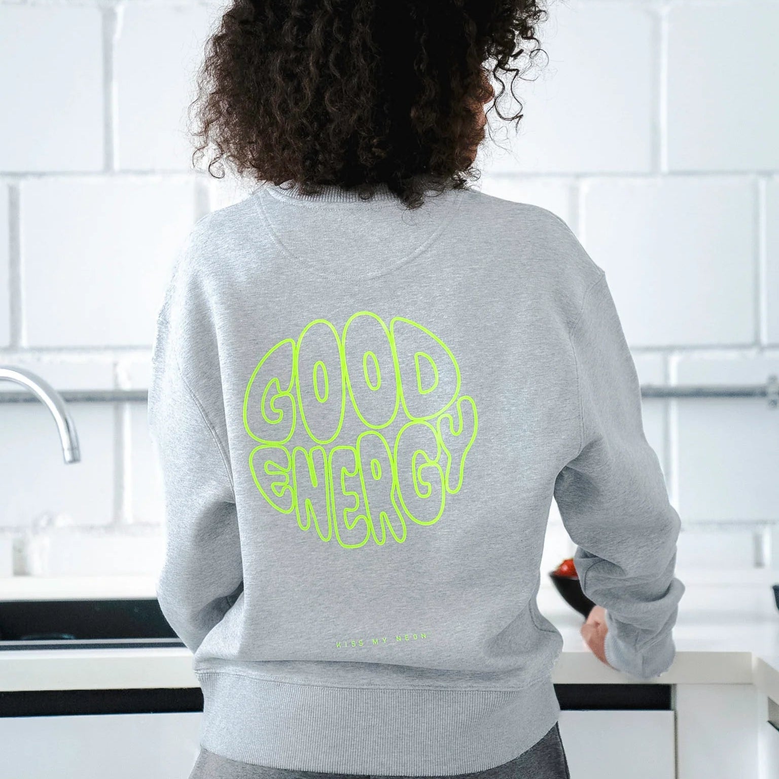 Kiss My Neon Sweater "Good Energy" Grau