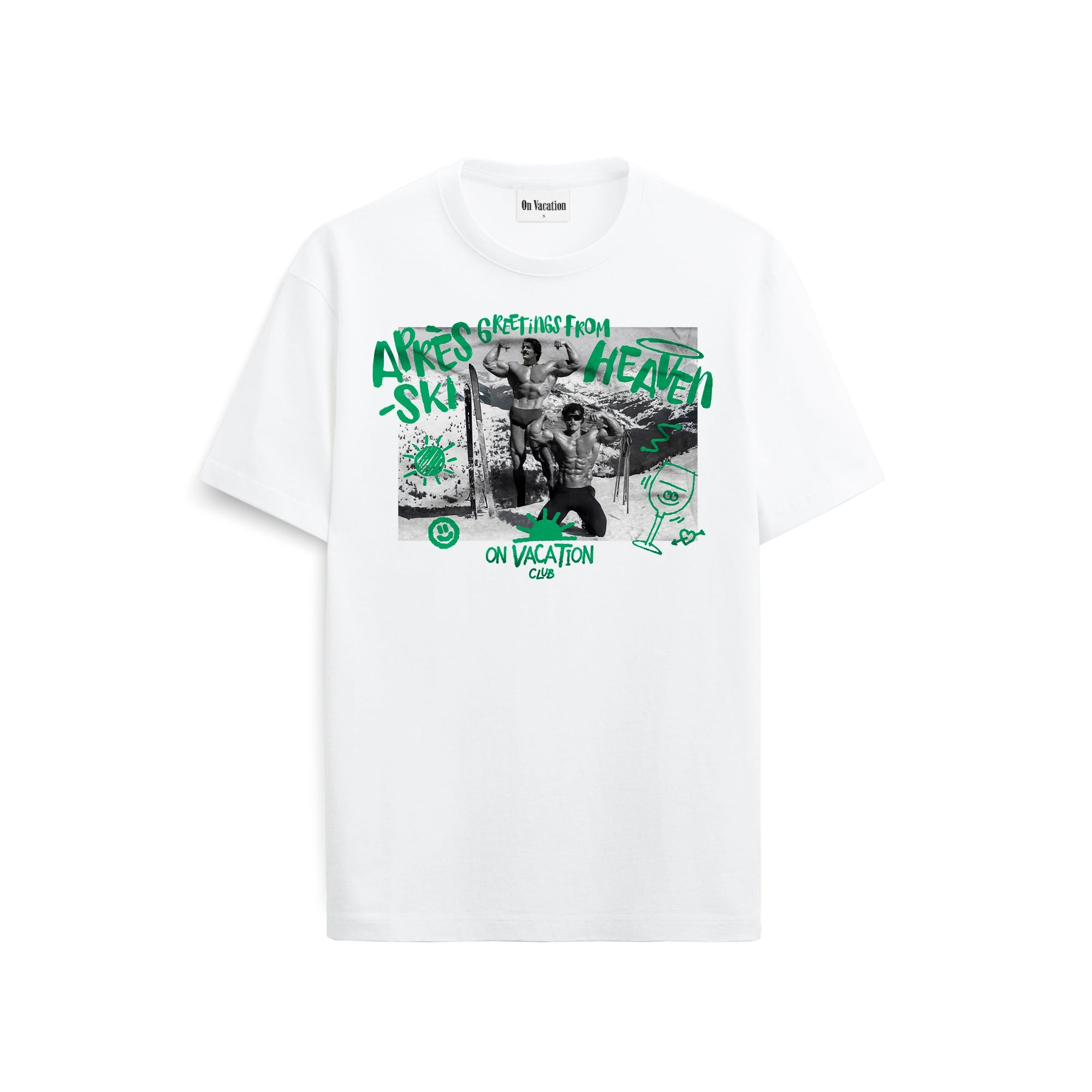 Weißes T-Shirt mit einem Schwarz-Weiß-Foto von Menschen beim Skifahren, darüber ein grüner Graffiti-Text mit der Aufschrift APRES SKI, GREETINGS FROM HEAVEN und ON VACATION CLUB, mit Kritzeleien und verspielten grafischen Elementen.