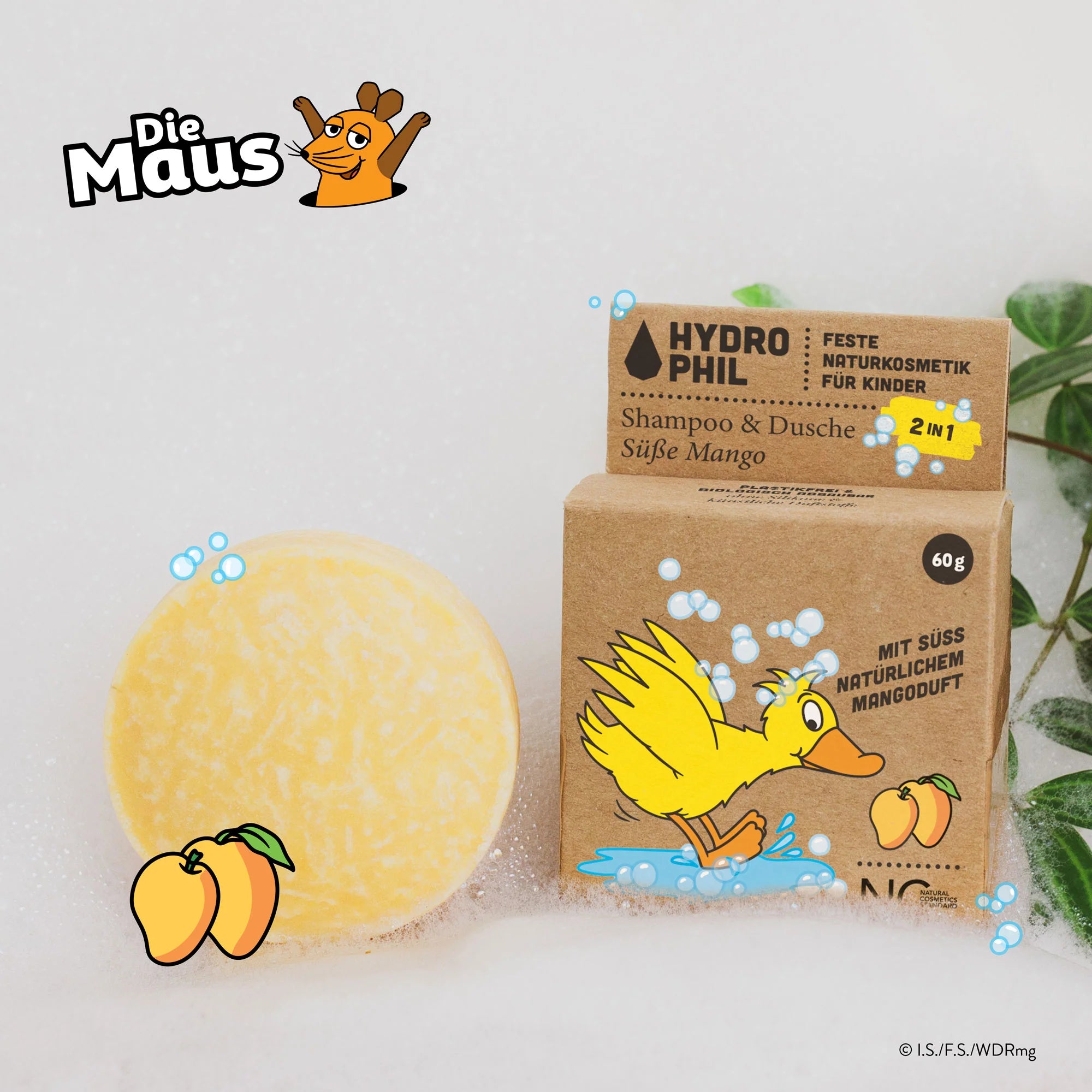 Eine runde gelbe Shampoobar und eine braune Schachtel mit der Aufschrift Hydrophil Shampoo & Dusche Süße Mango werden mit Cartoon-Enten-, Mango- und Maus-Illustrationen auf einem weißen, sprudelnden Hintergrund gezeigt.