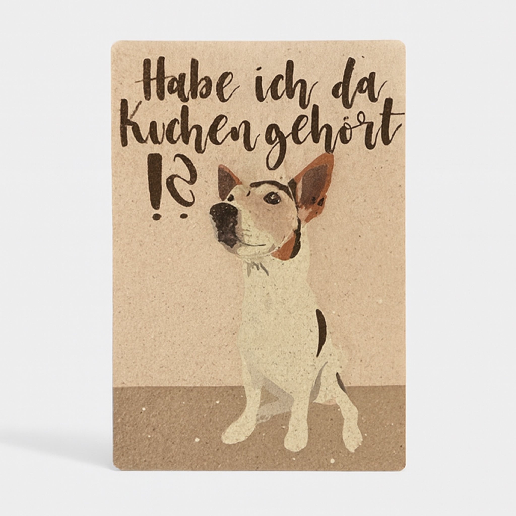 Eine Postkarte mit der Illustration eines Hundes, der nach oben schaut, und einem handgeschriebenen deutschen Text darüber, der lautet: Habe ich da Kuchen gehört?.
