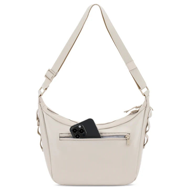Eine hellbeige Crossbody-Tasche mit breitem Riemen und einer Reißverschlusstasche auf der Vorderseite, in die ein schwarzes Smartphone teilweise hineinpasst. Die Tasche hat ein einfaches, modernes Design und eine glatte Textur.