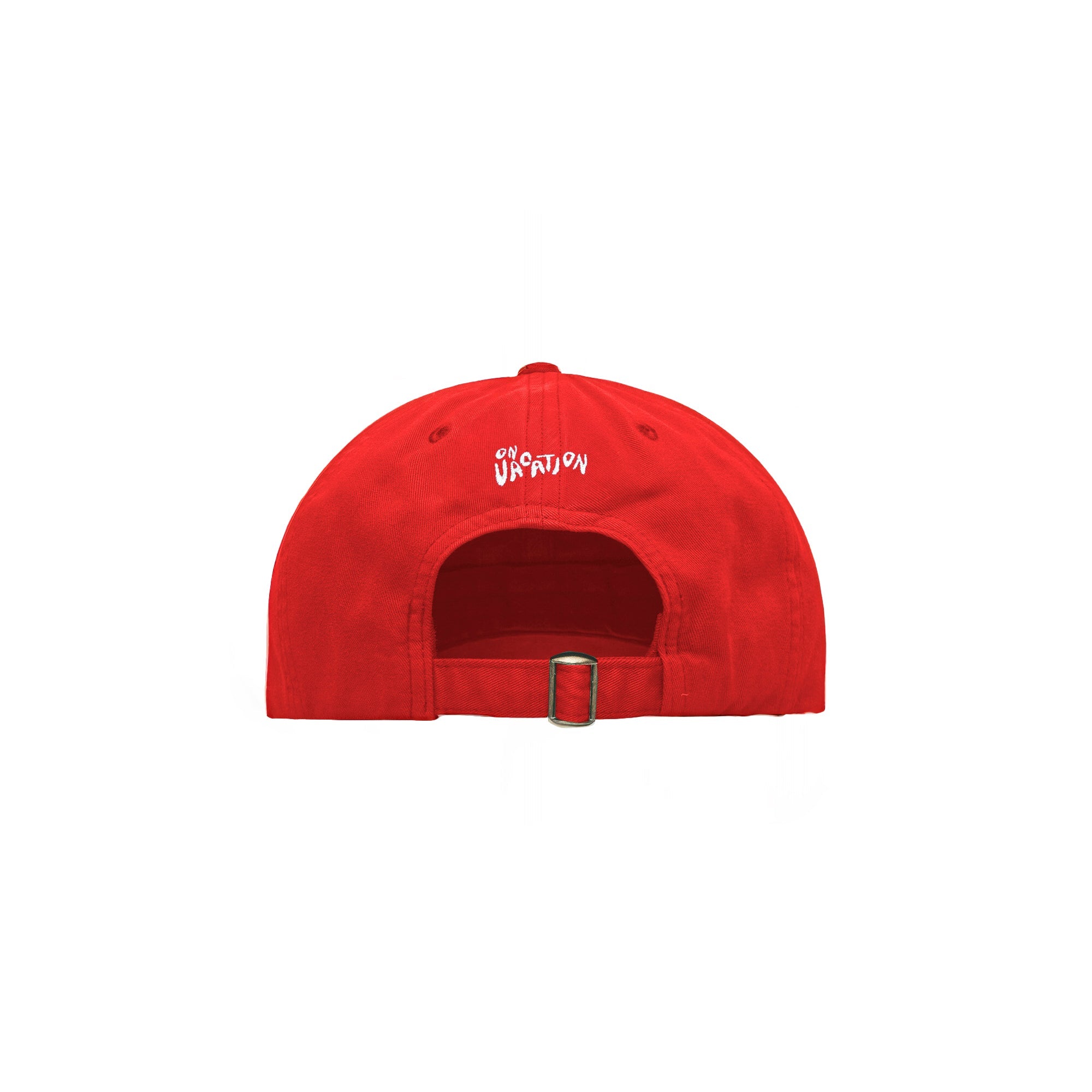 Rote Baseballkappe mit verstellbarem Riemen mit Metallschnalle und weißem Schriftzug ON VACATION über der Öffnung, von hinten gesehen.