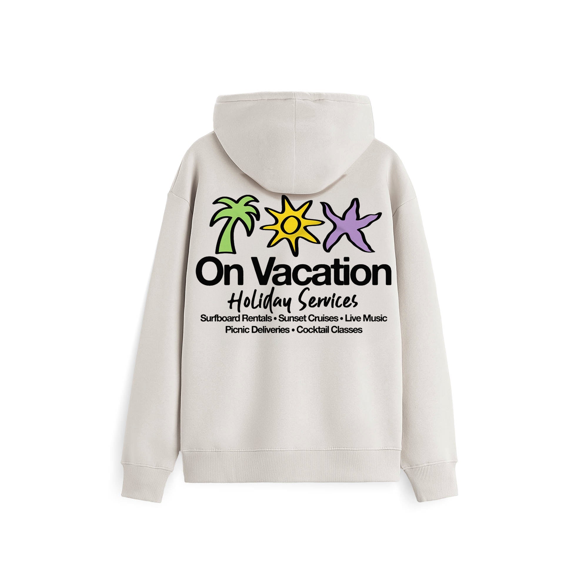 Ein hellbeiger Kapuzenpullover mit bunten Grafiken einer Palme, einer Sonne und eines Seesterns auf dem Rücken. Der Text lautet "On Vacation Holiday Services" mit zusätzlichen Serviceangeboten unten.