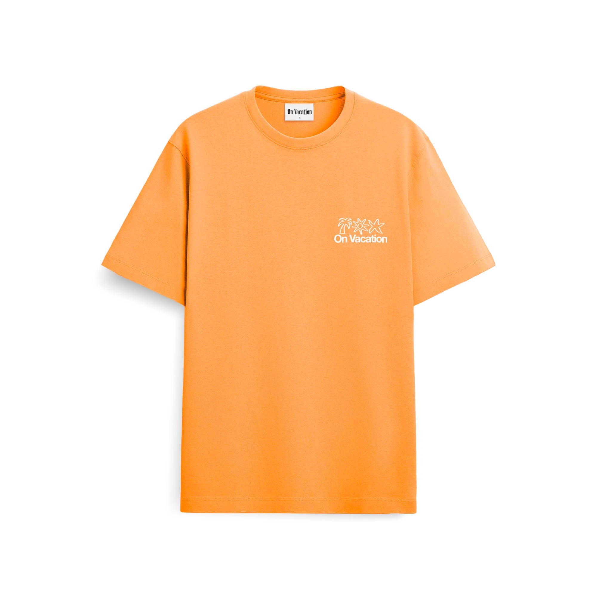 Ein orangefarbenes Kurzarm-T-Shirt mit einer kleinen weißen Grafik und der Aufschrift On Vacation auf der linken Brust. Das Shirt hat einen Rundhalsausschnitt und eine lockere Passform.