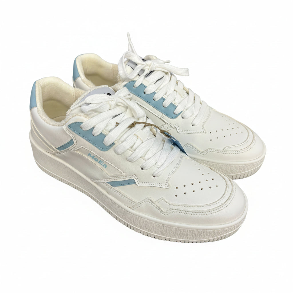 Ein Paar weiße Low-Top-Sneakers mit hellblauen Akzenten, perforierten Zehen, weißen Schnürsenkeln und einer strukturierten Sohle auf weißem Hintergrund.