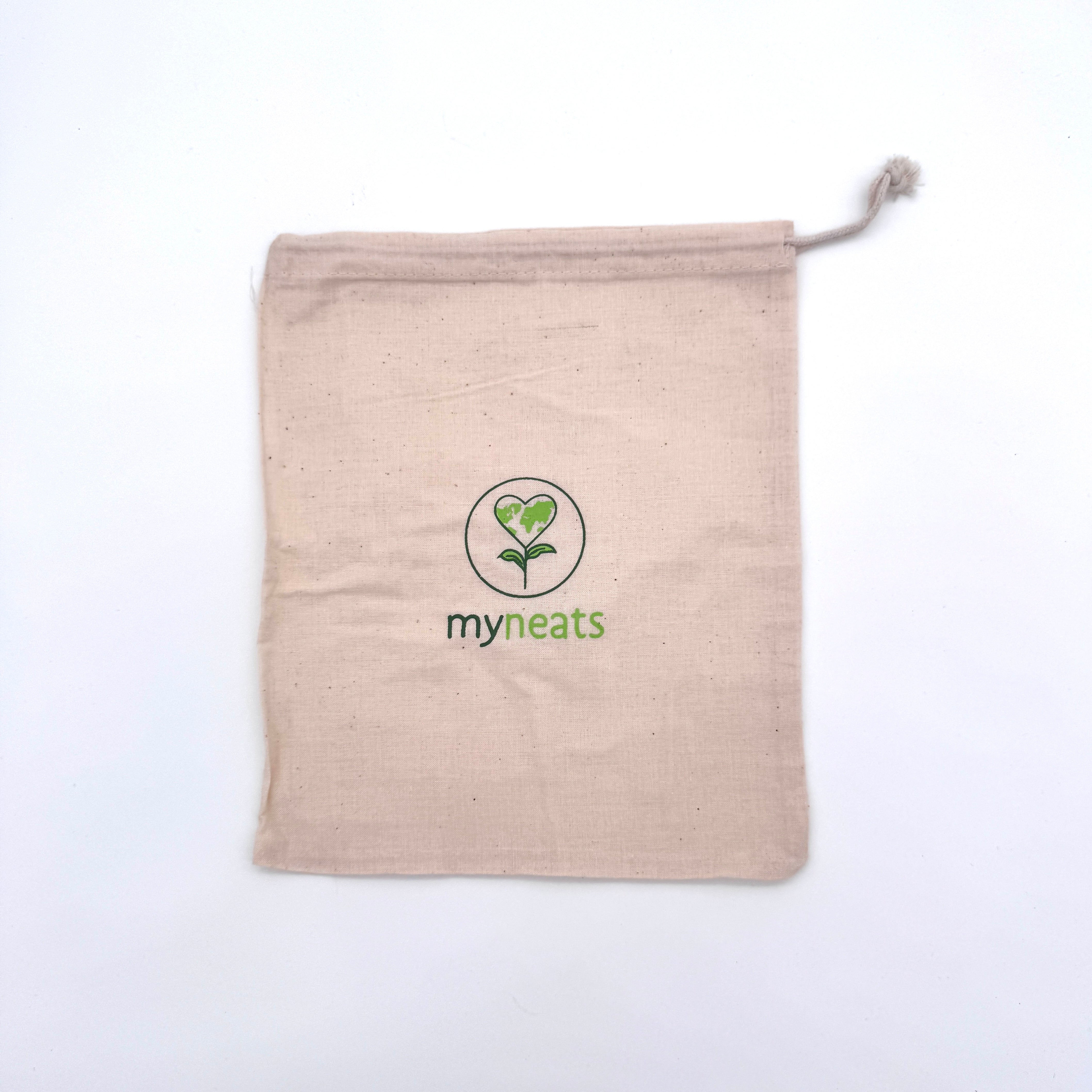 Eine beigefarbene Stofftasche mit Kordelzug, auf der in der Mitte das myneats-Logo aufgedruckt ist, das eine grüne Pflanze in einem Kreis zeigt. Die Tasche ist auf einem weißen Hintergrund platziert.