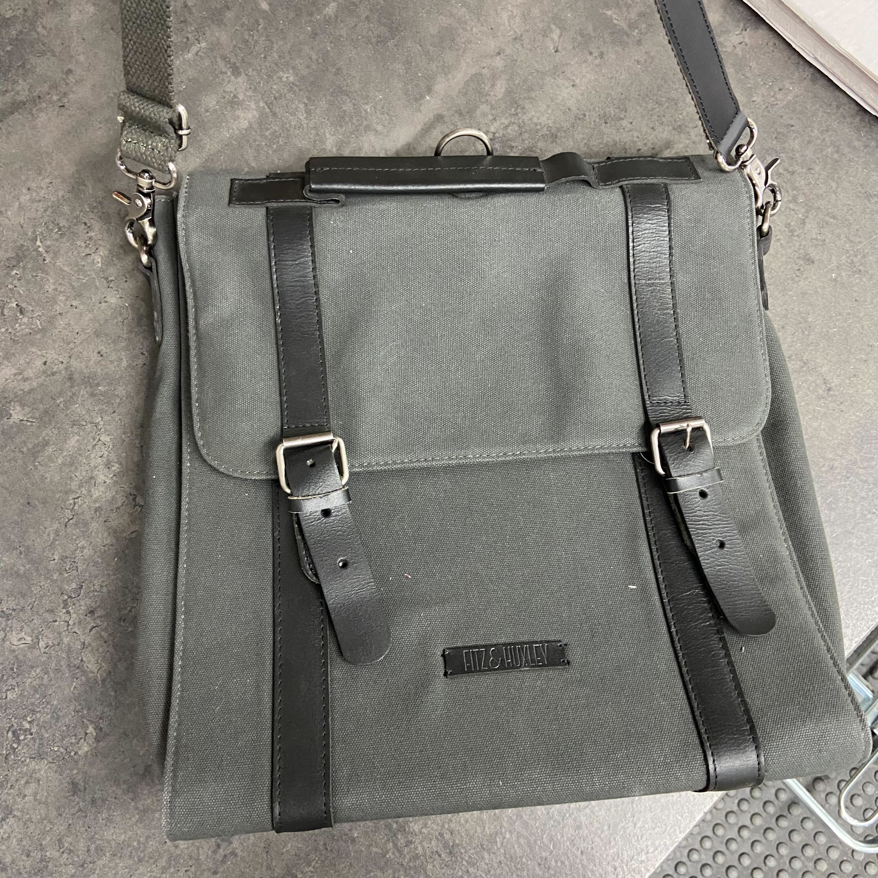 Fitz & Huxley Rucksack "HORACE" - Dritte Wahl Grey - Umhängetasche (1x Henkel vorhanden)