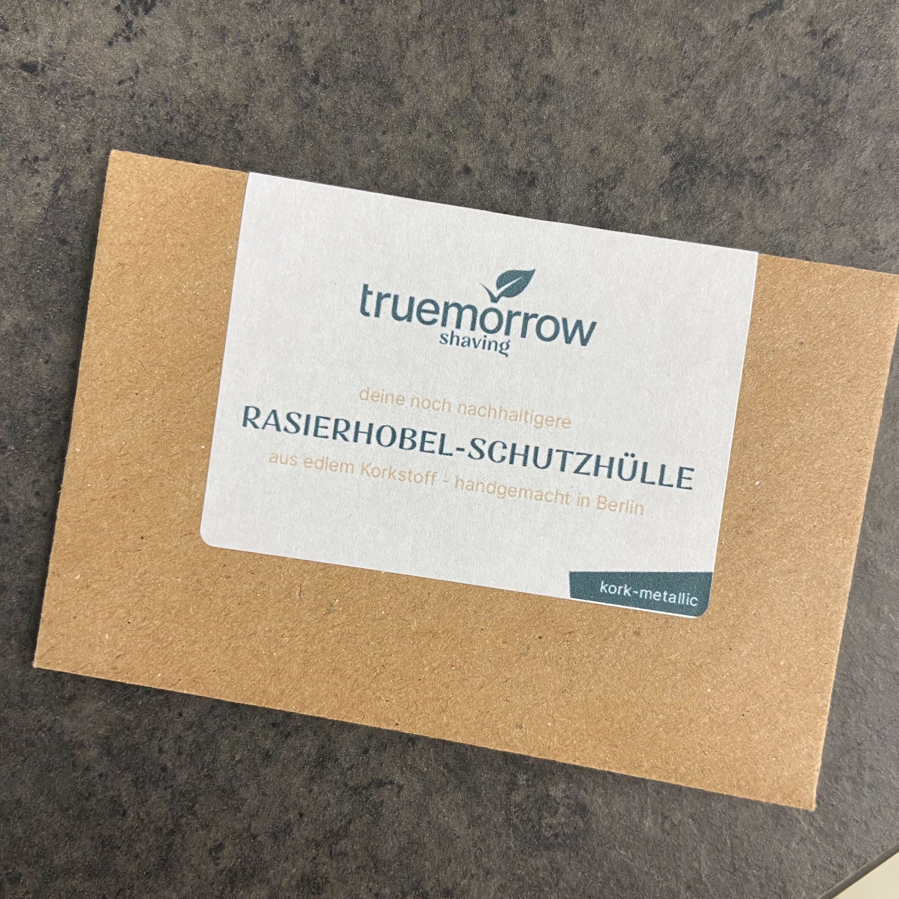 Pappumschlag mit Etikett für eine Rasierhobel-Schutzhülle aus Korkstoff, handgemacht in Berlin von Truemorrow.