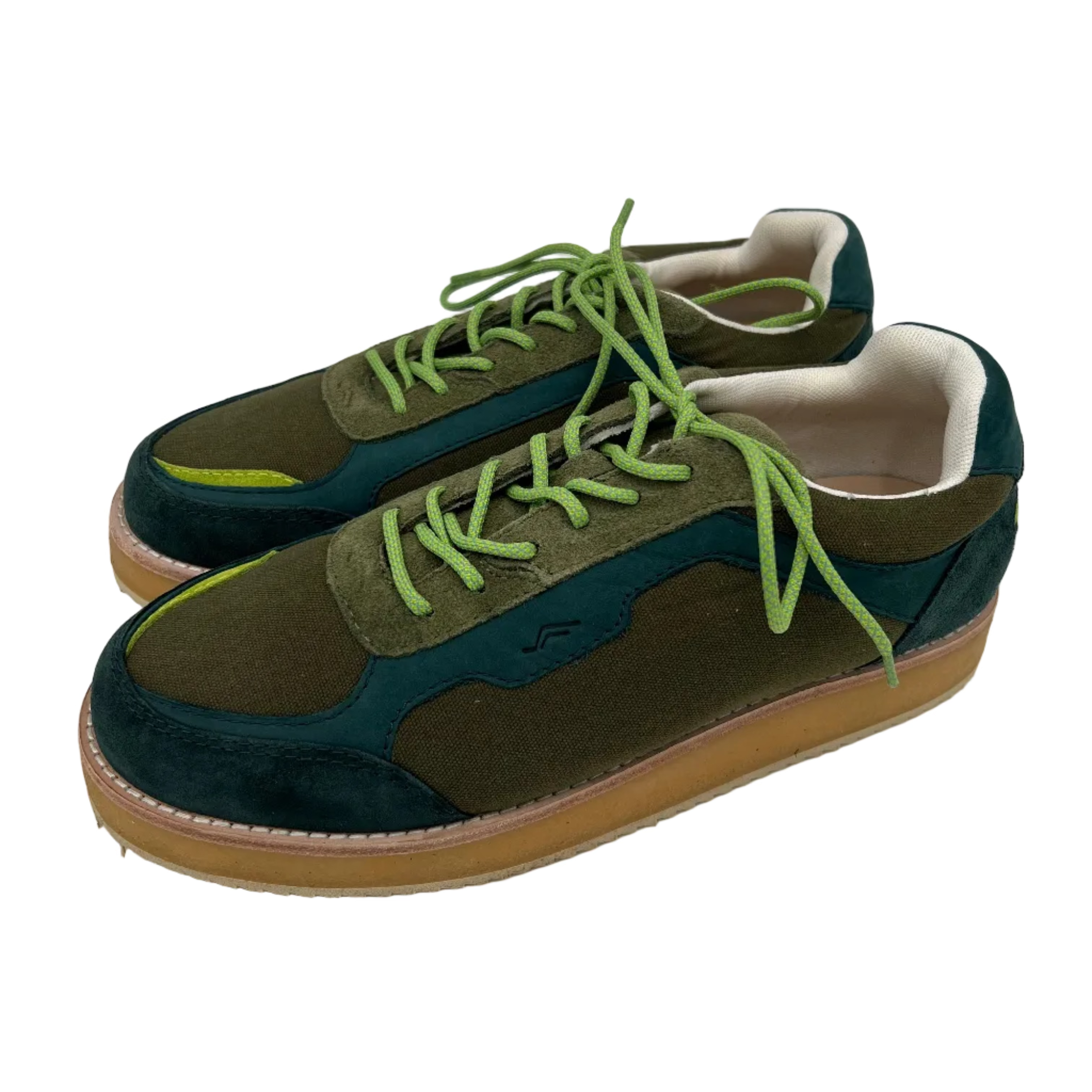 Ein Paar Low-Top-Sneaker mit grünem Obermaterial aus Wildleder und Canvas, hellgrünen Schnürsenkeln und hellbraunen Gummisohlen. Die Schuhe haben ein retro-inspiriertes Design und ein weißes Innenfutter.