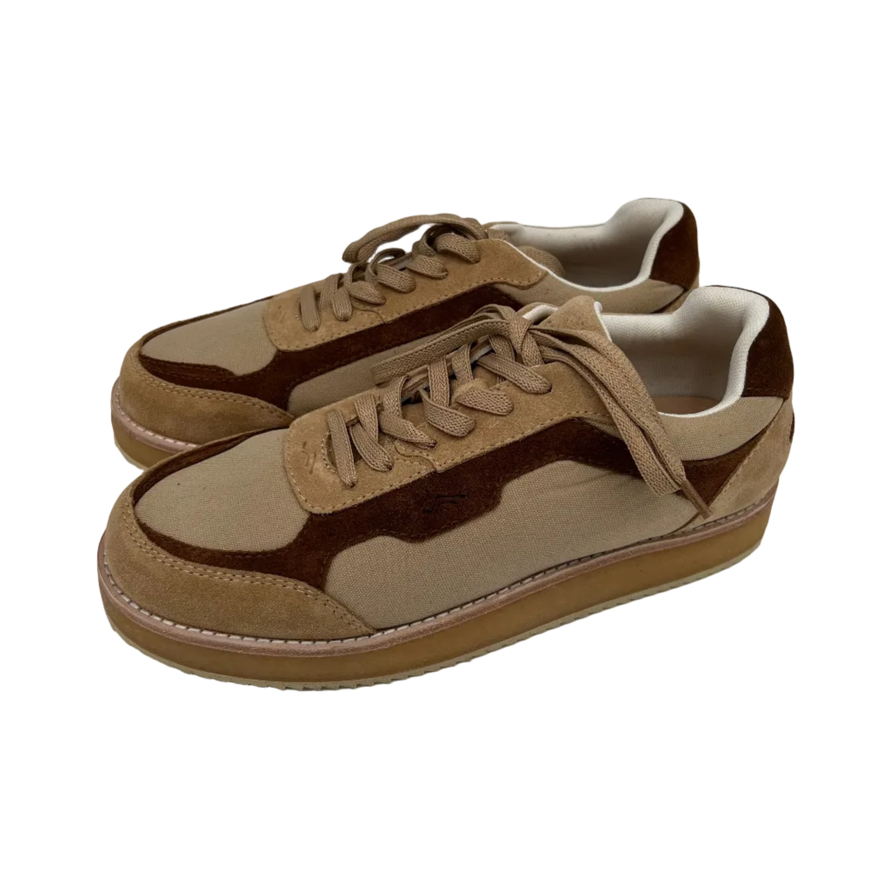 Ein Paar lässige Schnürsenkel-Sneakers mit beigen und braunen Wildleder-Akzenten, hellbraunen Schnürsenkeln und hellbraunen Gummisohlen, dargestellt auf weißem Hintergrund.