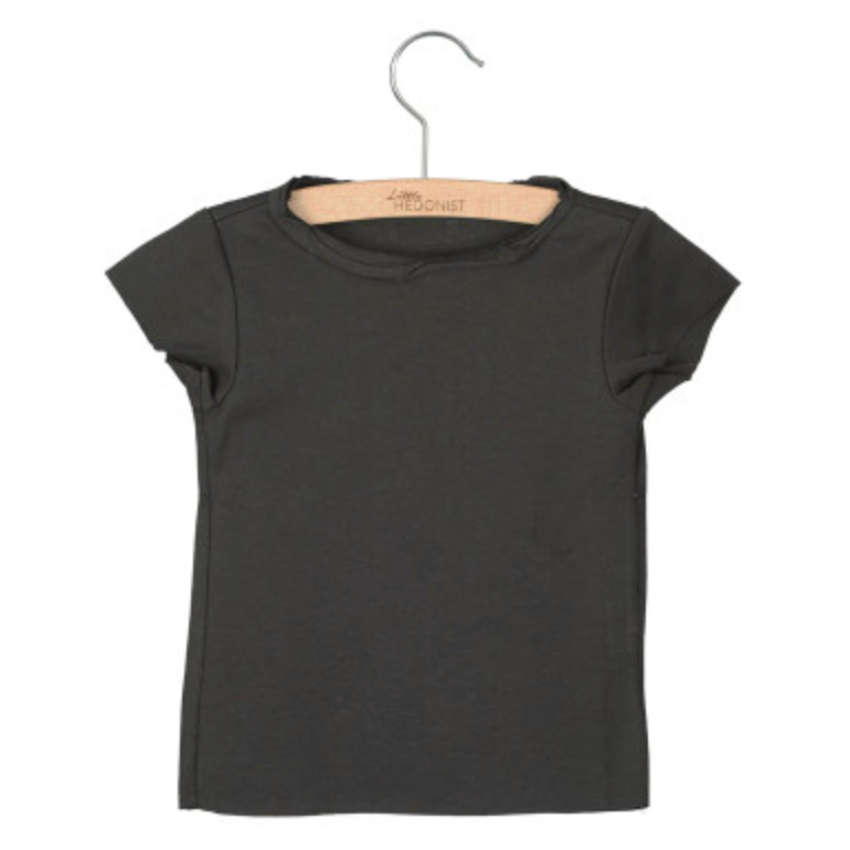 Ein schlichtes, kurzärmeliges, dunkelgraues T-Shirt ist auf einem Holzbügel vor einem weißen Hintergrund ausgestellt.