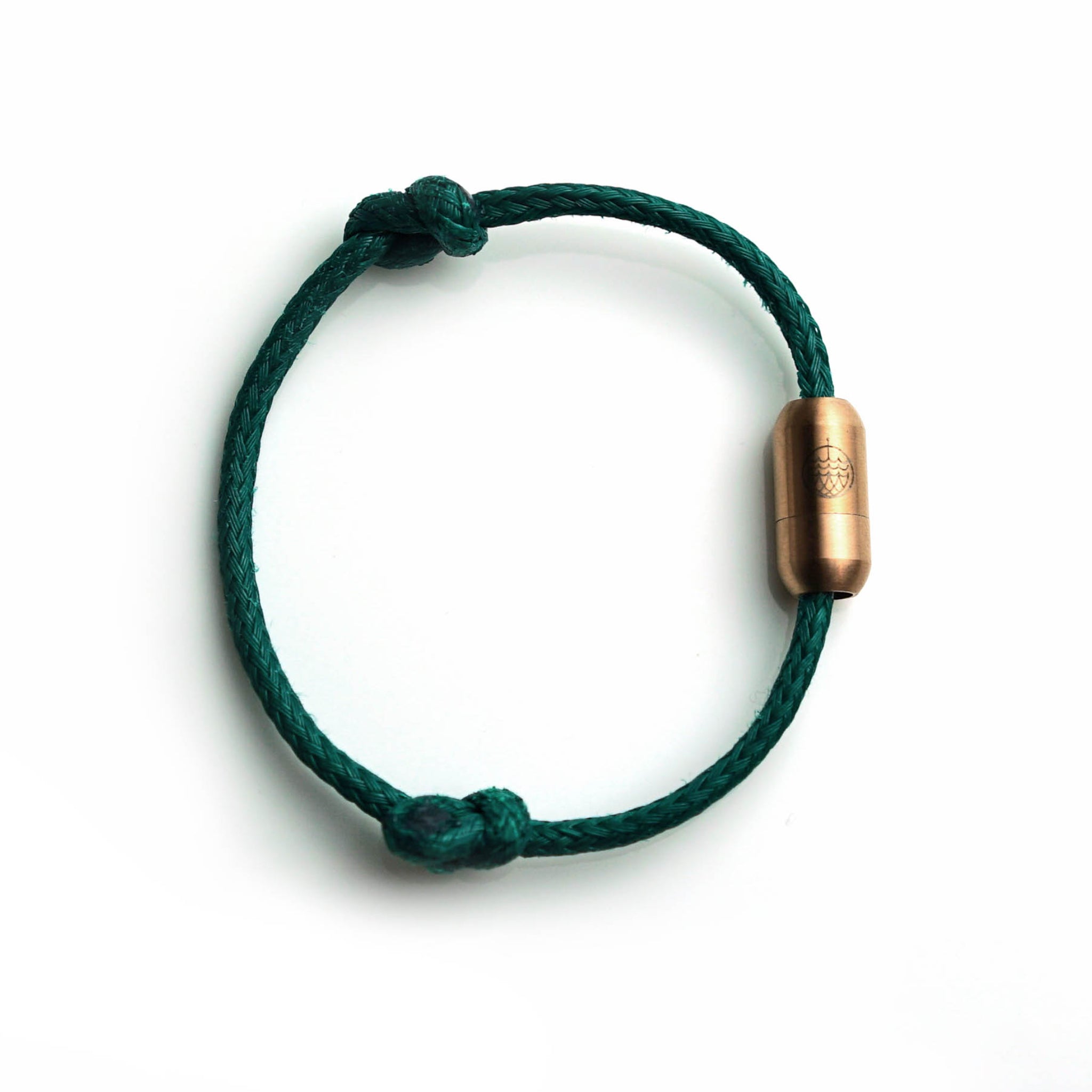 Grünes Armband aus geflochtenem Material mit einem goldfarbenen Metallverschluss auf weißem Hintergrund.