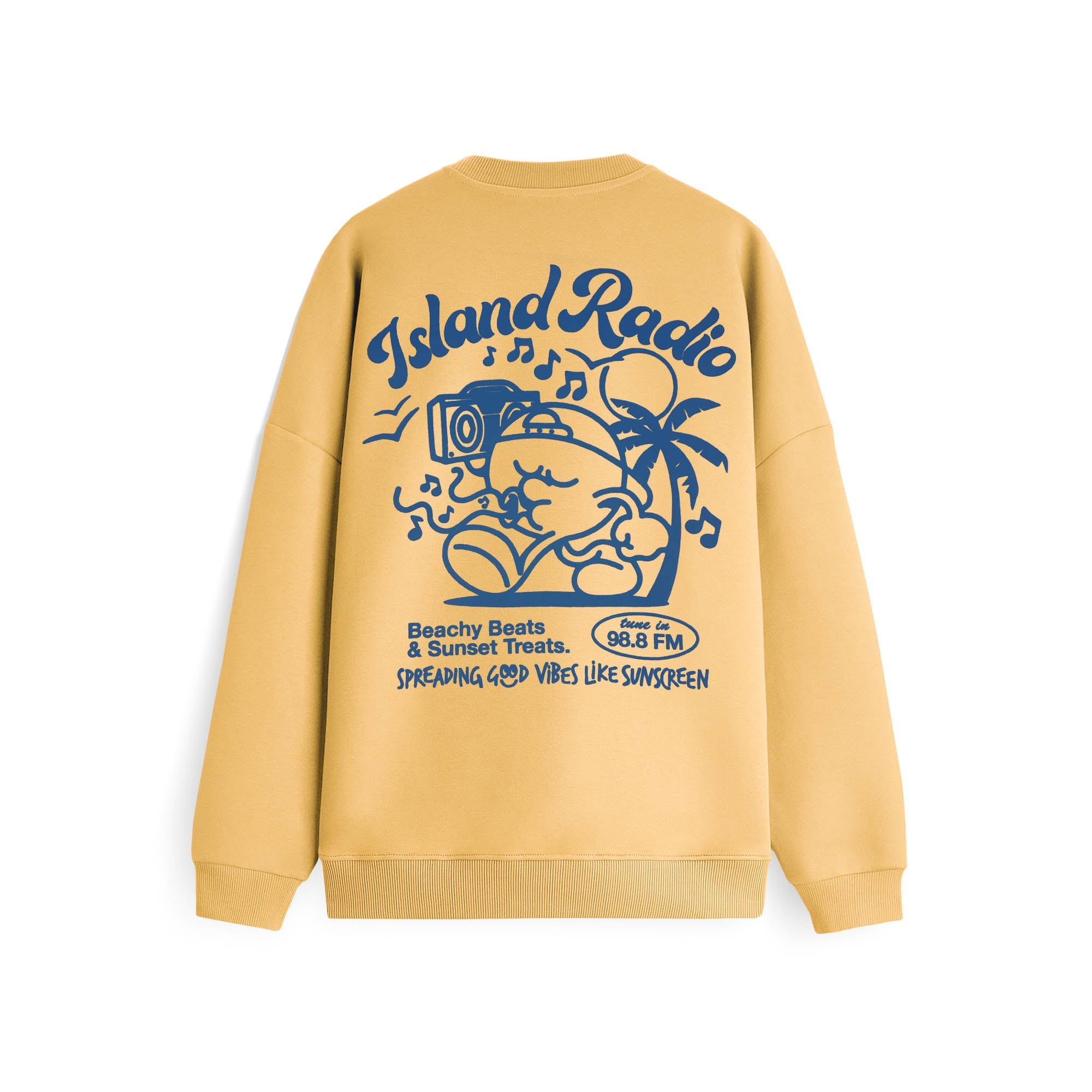 Ein gelbes Sweatshirt mit einer blauen Grafik auf dem Rücken, die eine Kamera, Palmen, Musiknoten und einen Text zeigt: Island Radio, Beachy Beats & Sunset Treats, Spreading Good Vibes Like Sunscreen.