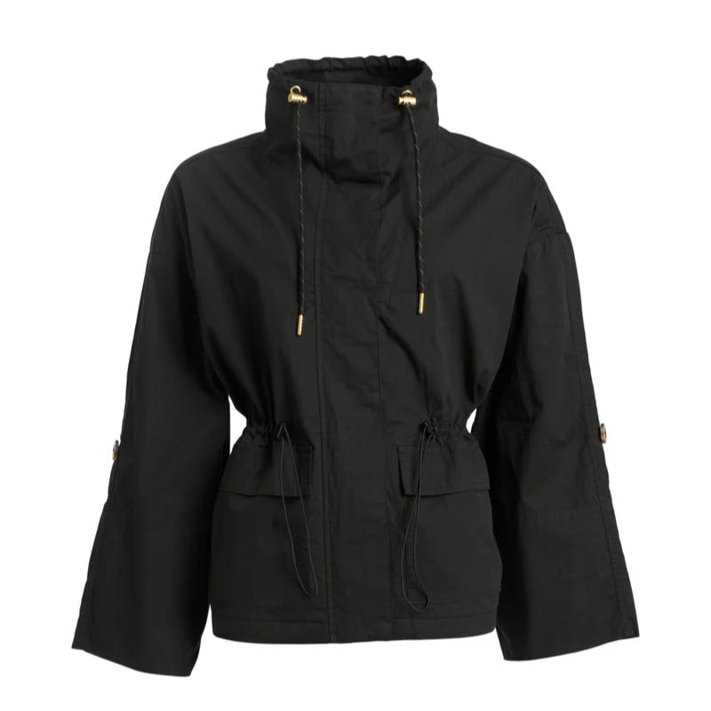 Schwarze, langärmelige Utility-Jacke mit hohem Kragen, verstellbaren Kordelzügen in der Taille und am Hals, goldfarbener Hardware, Vordertaschen und Knopfdetails an den Ärmeln.