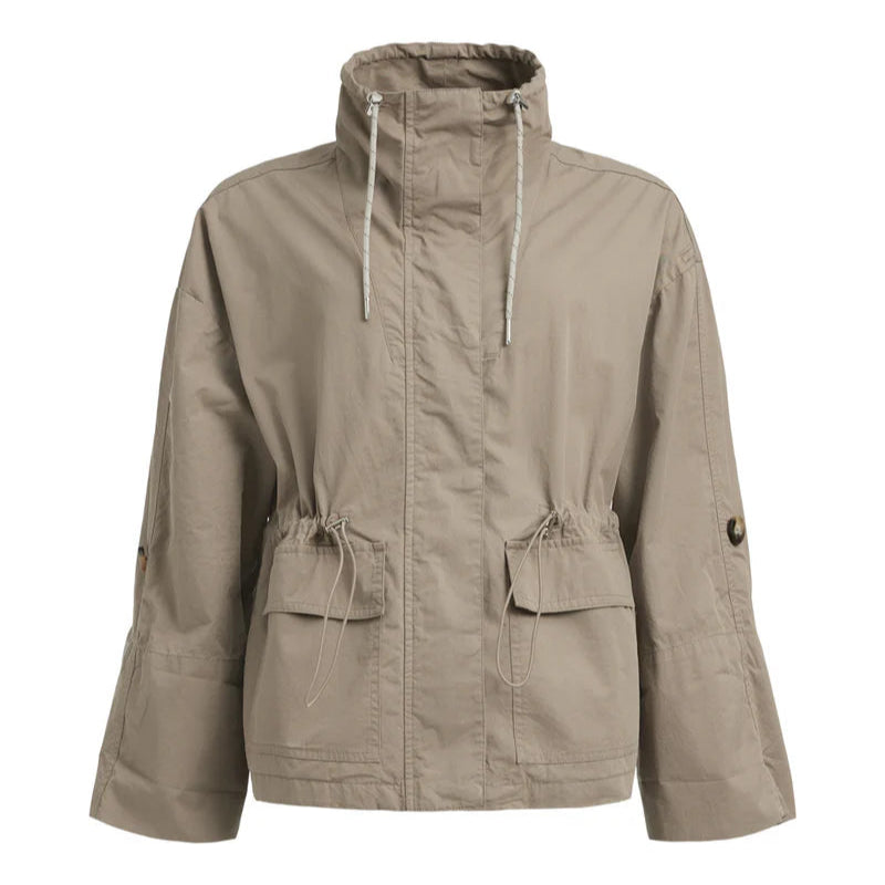 Hellbraune, langärmelige Funktionsjacke mit hohem Kragen, Frontreißverschluss, Kordelzug in der Taille, Pattentaschen und Knopfdetails an den Ärmeln.
