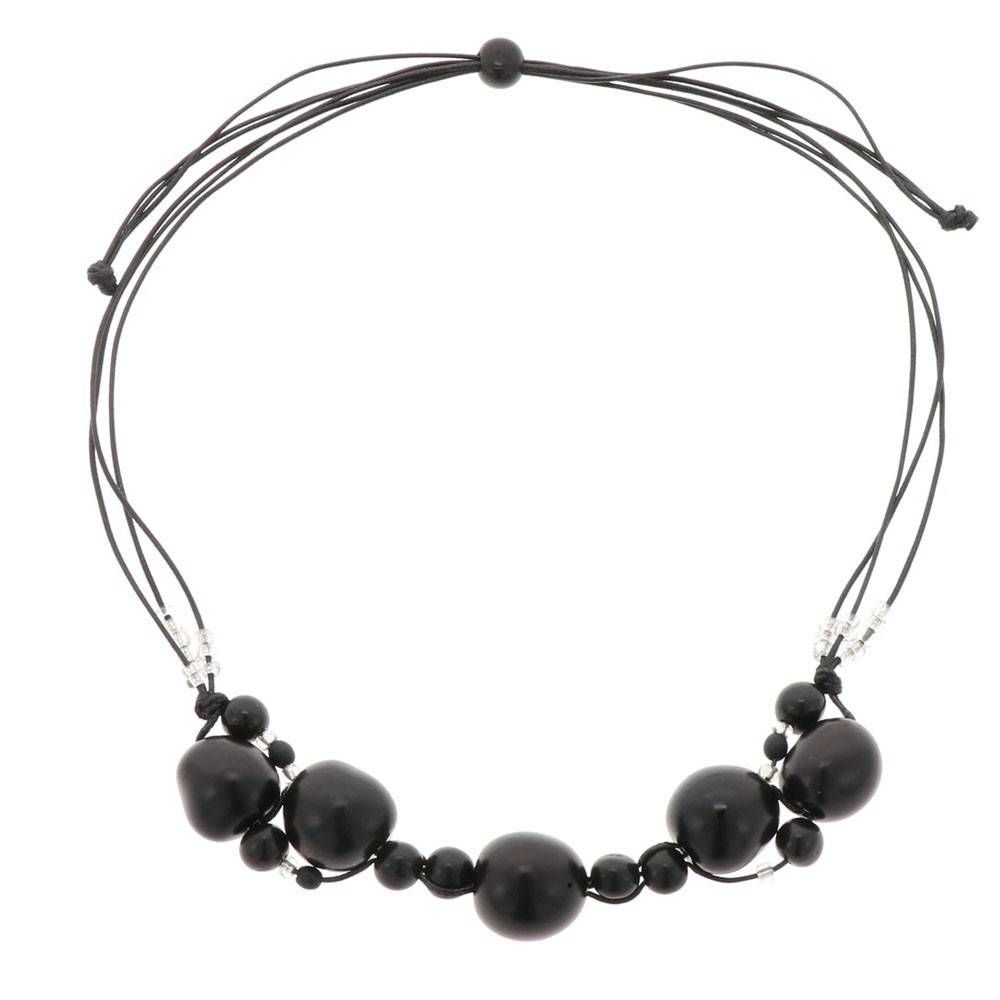 Eine schwarze Perlenkette mit mehreren Strängen und verstellbaren Kordeln, mit großen und kleinen runden Perlen in der Mitte.