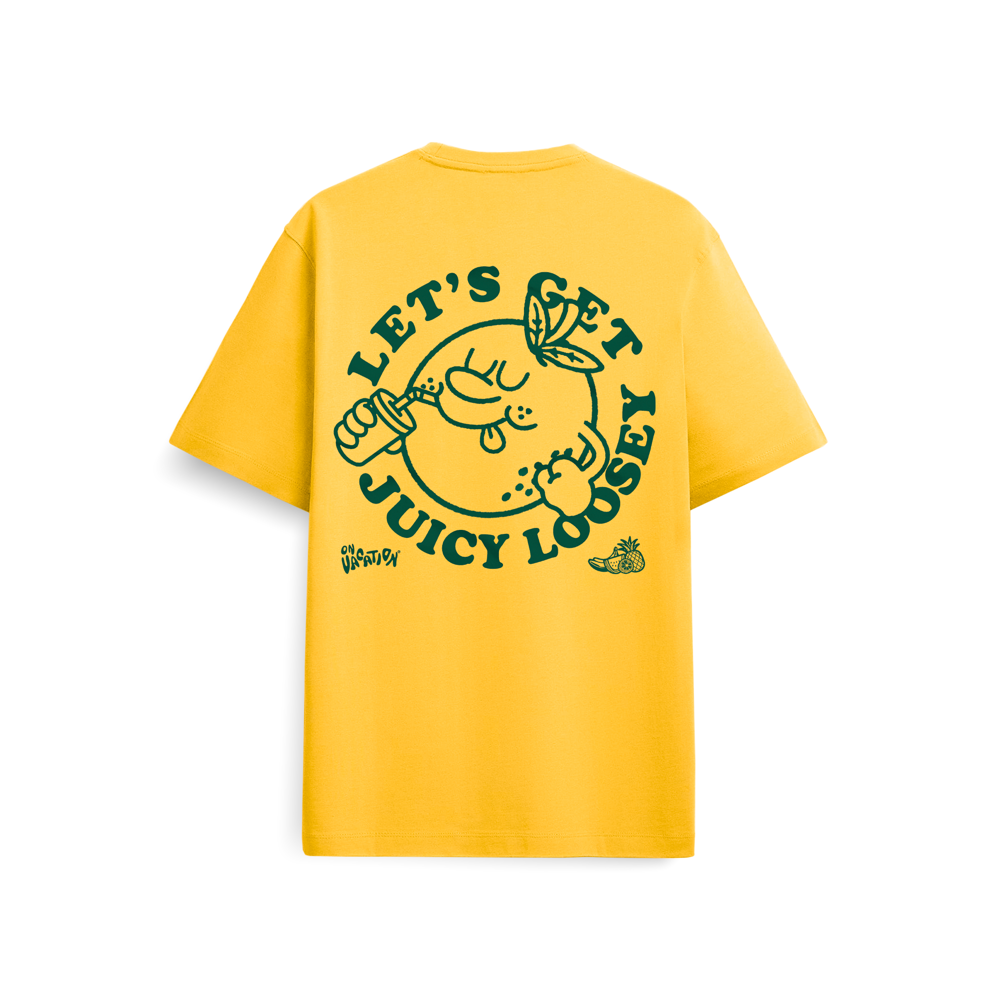 Das gelbe T-Shirt zeigt die verspielte Illustration einer augenzwinkernden Orange, die einen Strohhalm in der Hand hält, und die Aufschrift LETS GET JUICY LOOSEY in fetten grünen Buchstaben auf dem Rücken. Eine kleine Ananas und ein Schriftzug sind ebenfalls zu sehen.